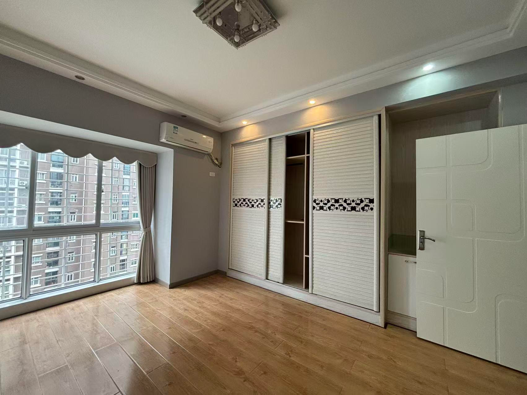 香岸华府3室2厅2卫125平精装修48.8万优价出售