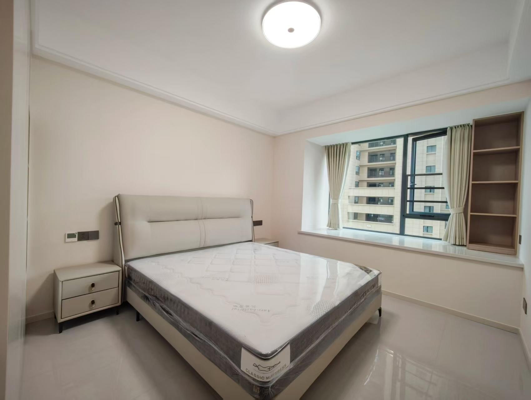 御湖世家3室2厅2卫全新精装修拎包即住！