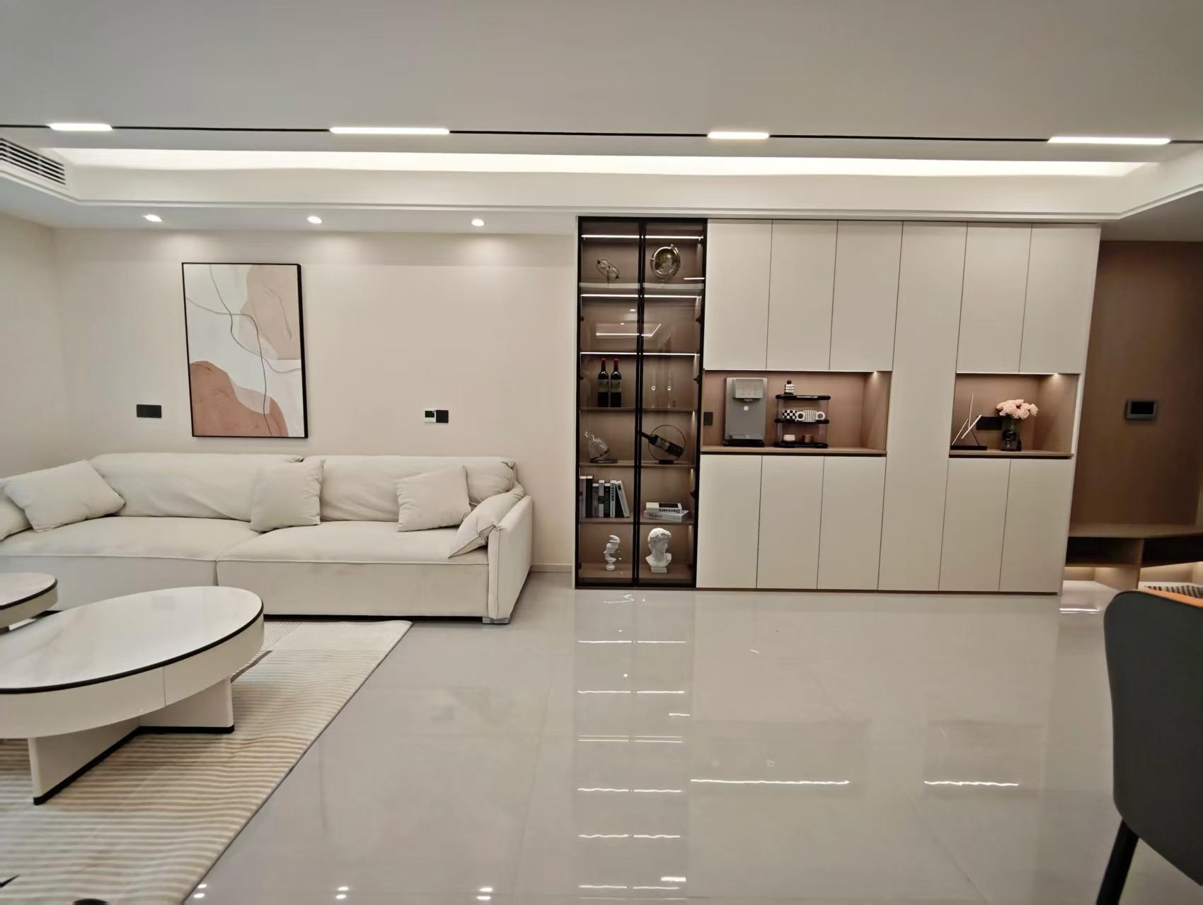 御湖世家3室2厅2卫全新精装修拎包即住！