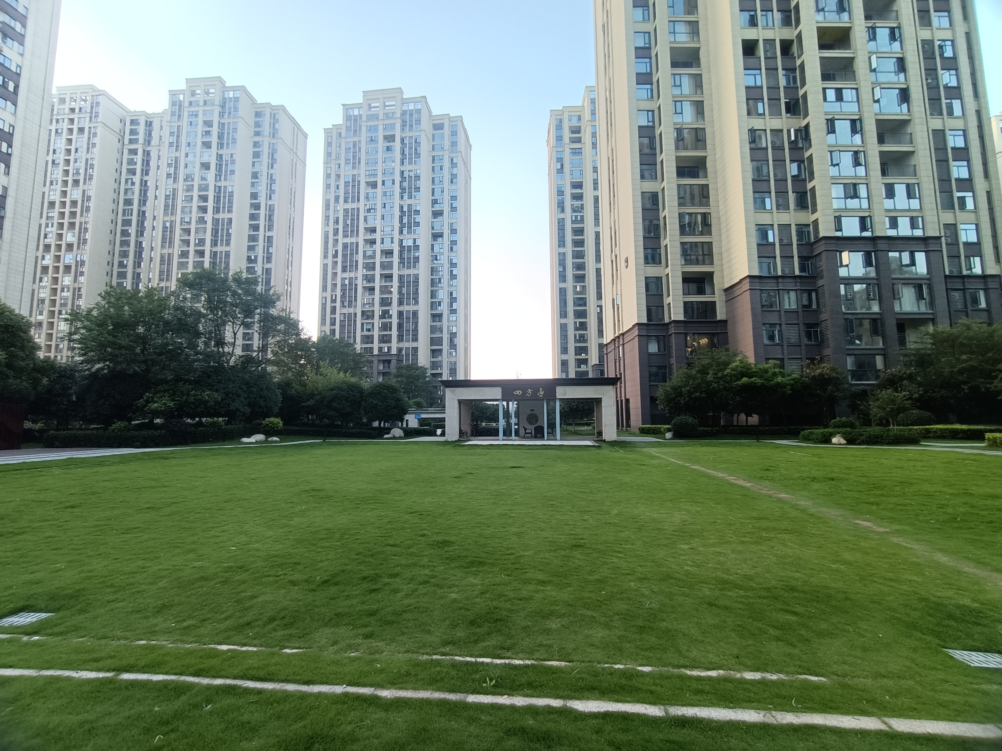 蓝天新城3室2厅2卫全新毛坯房地段好吾悦广场的旁边