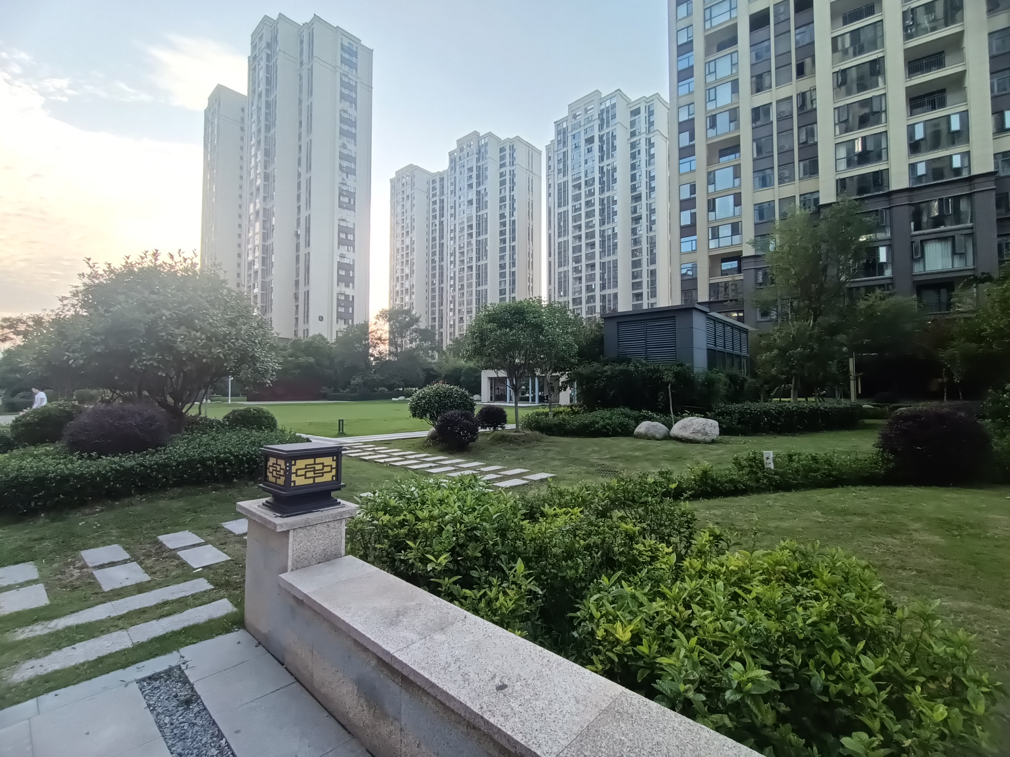 蓝天新城3室2厅2卫全新毛坯房地段好吾悦广场的旁边