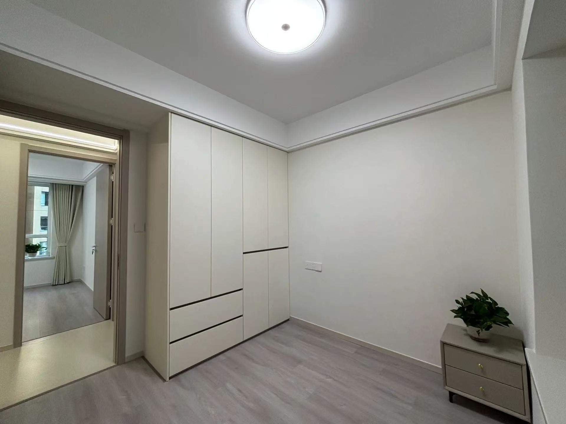 沔阳公馆3室2厅2卫全新精装修没有住过高标准的装修，房子优价出售