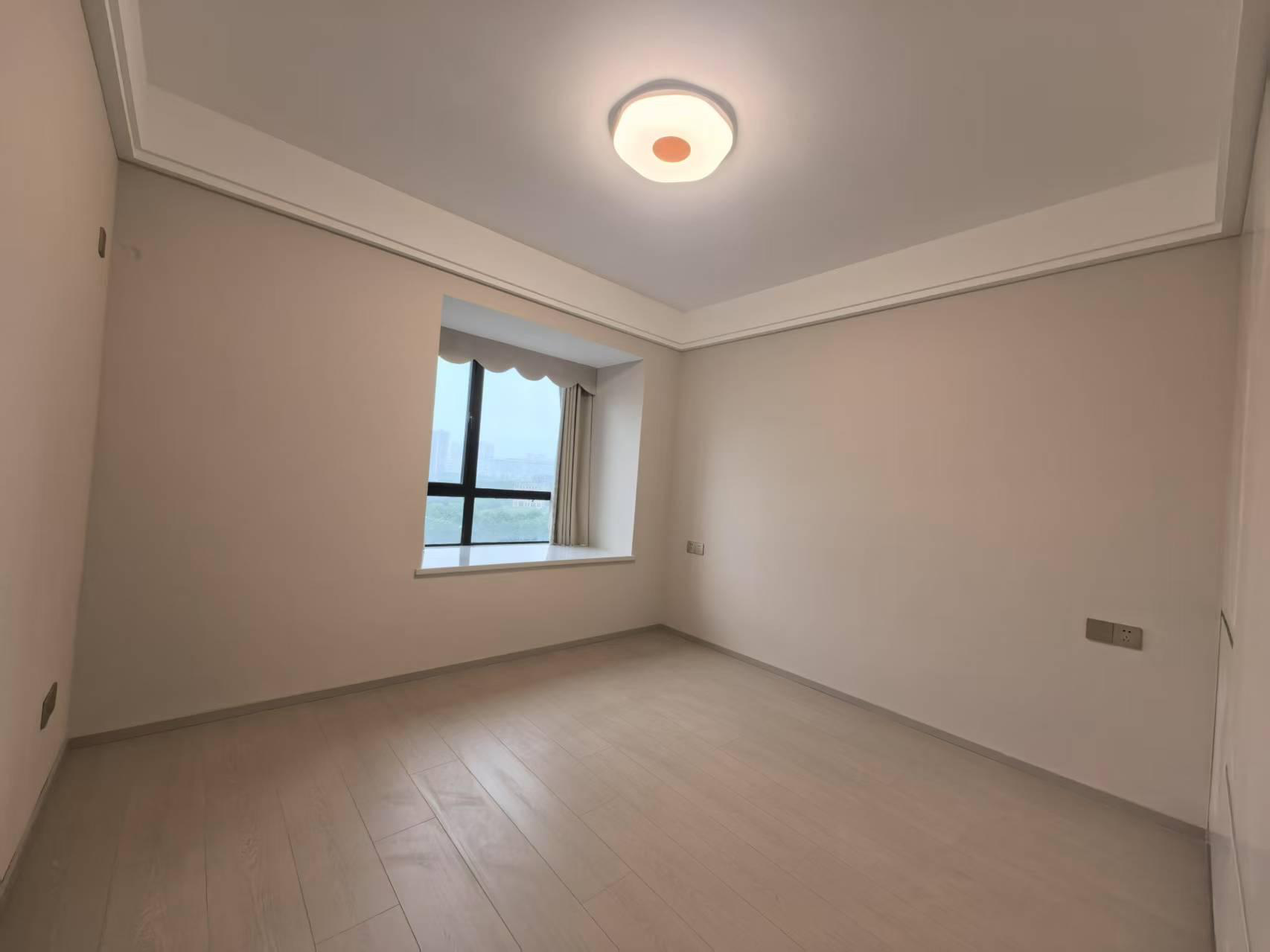 御湖世家3室2厅2卫全新精装修134平79万优价出售