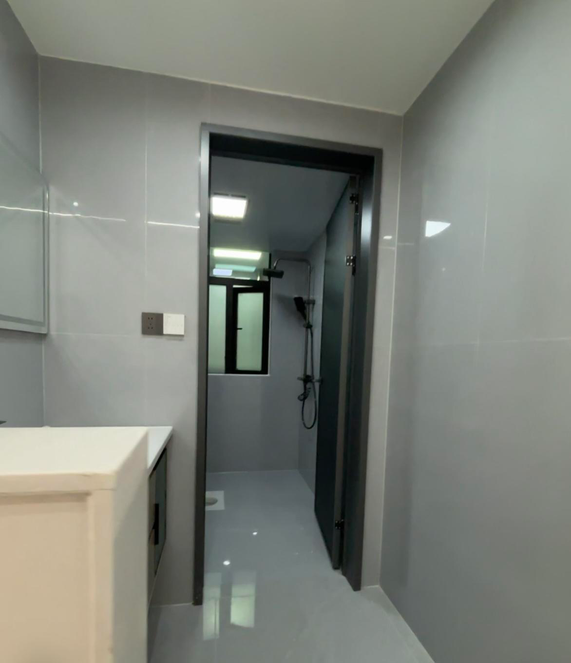 御湖世家3室2厅2卫全新精装修两证全满2年优价出售！