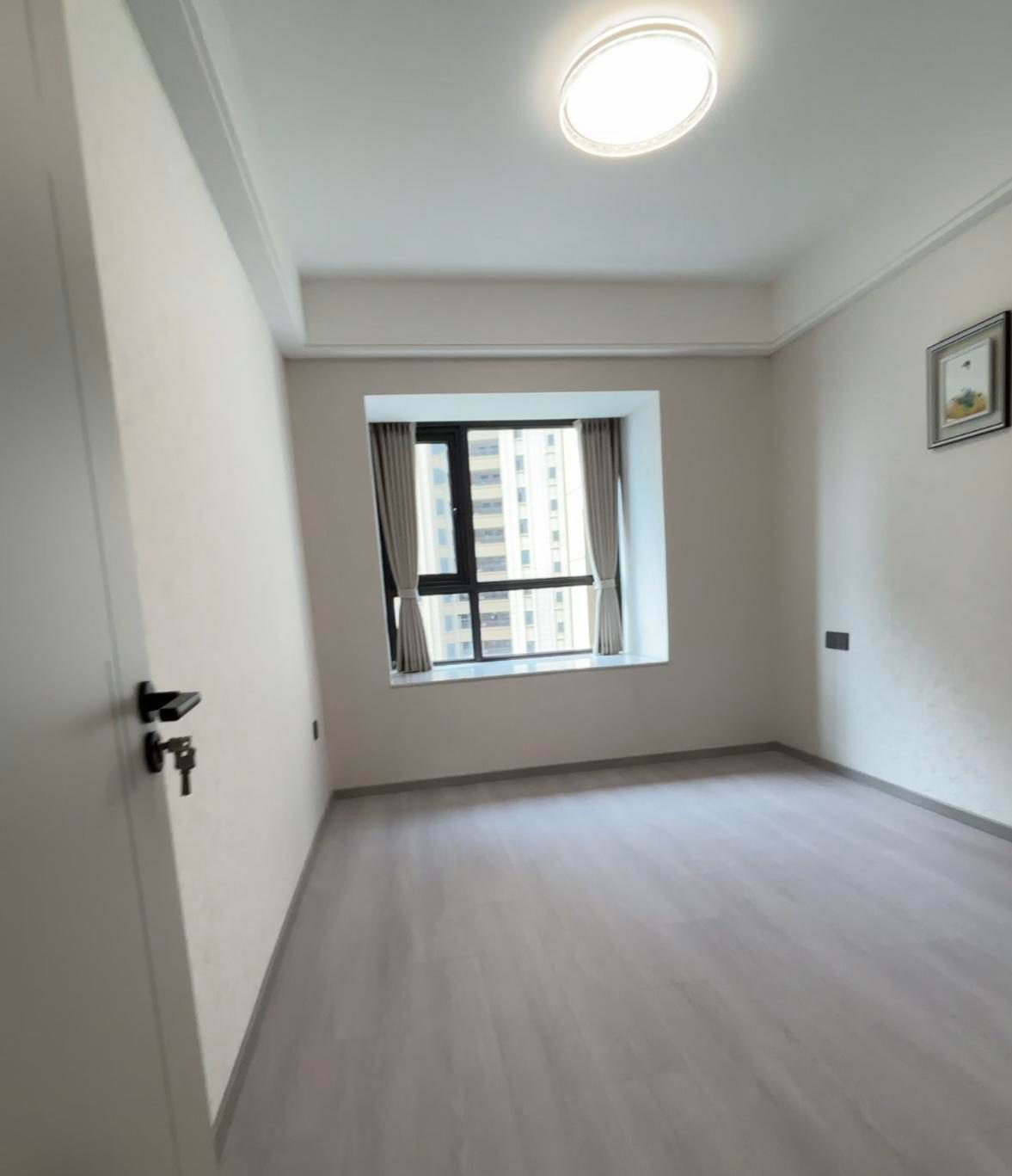 御湖世家3室2厅2卫全新精装修两证全满2年优价出售！