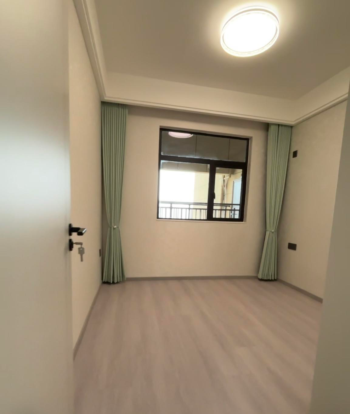 御湖世家3室2厅2卫全新精装修两证全满2年优价出售！