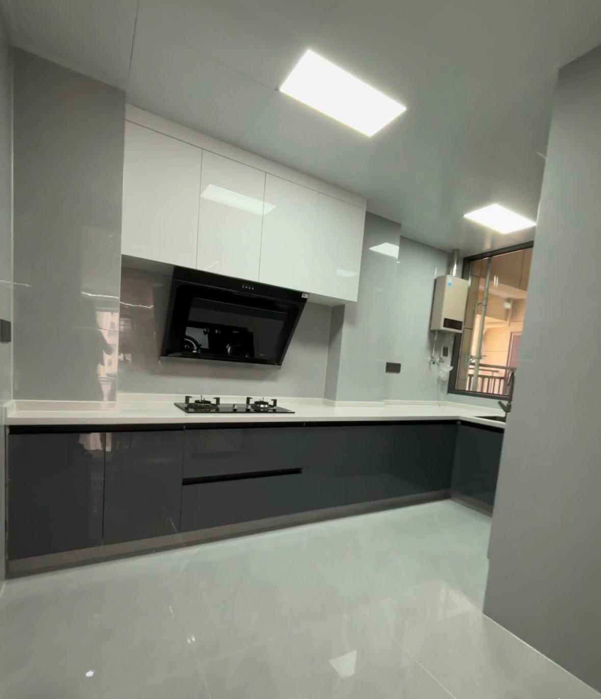 御湖世家3室2厅2卫全新精装修两证全满2年优价出售！