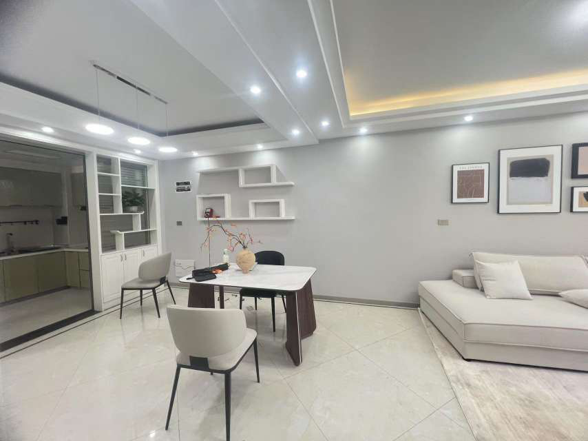 新街3室2厅2卫精装修保养完好优价出售！