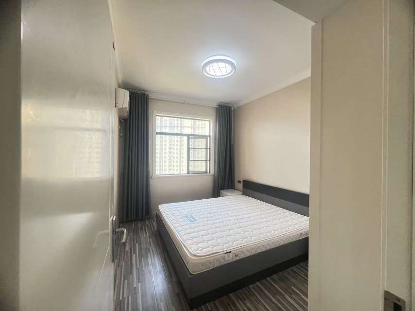 新街3室2厅2卫精装修保养完好优价出售！