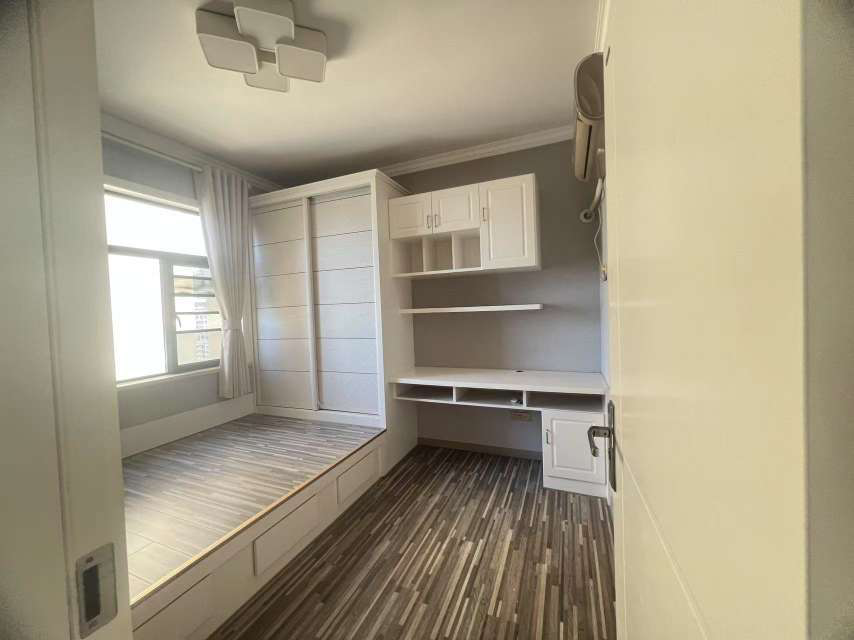 新街3室2厅2卫精装修保养完好优价出售！