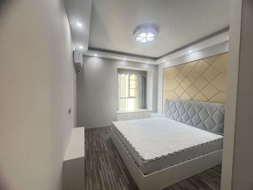 新街3室2厅2卫精装修保养完好优价出售！