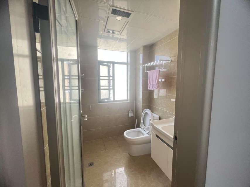 新街3室2厅2卫精装修保养完好优价出售！