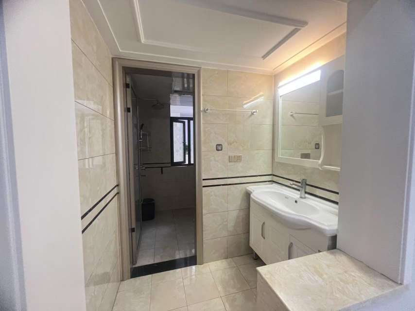 新街3室2厅2卫精装修保养完好优价出售！