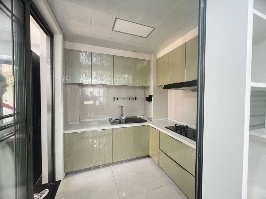 新街3室2厅2卫精装修保养完好优价出售！