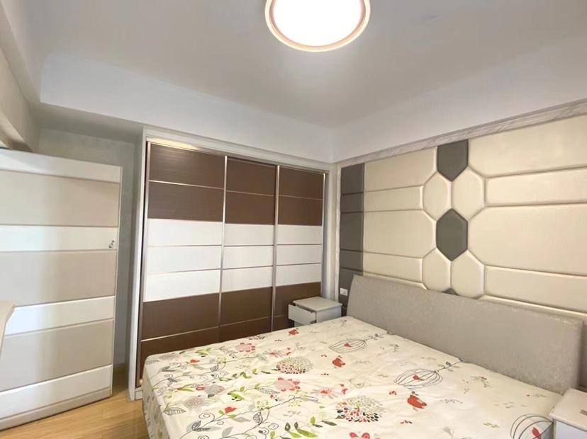 新城壹号3室2厅精装修优价出租！