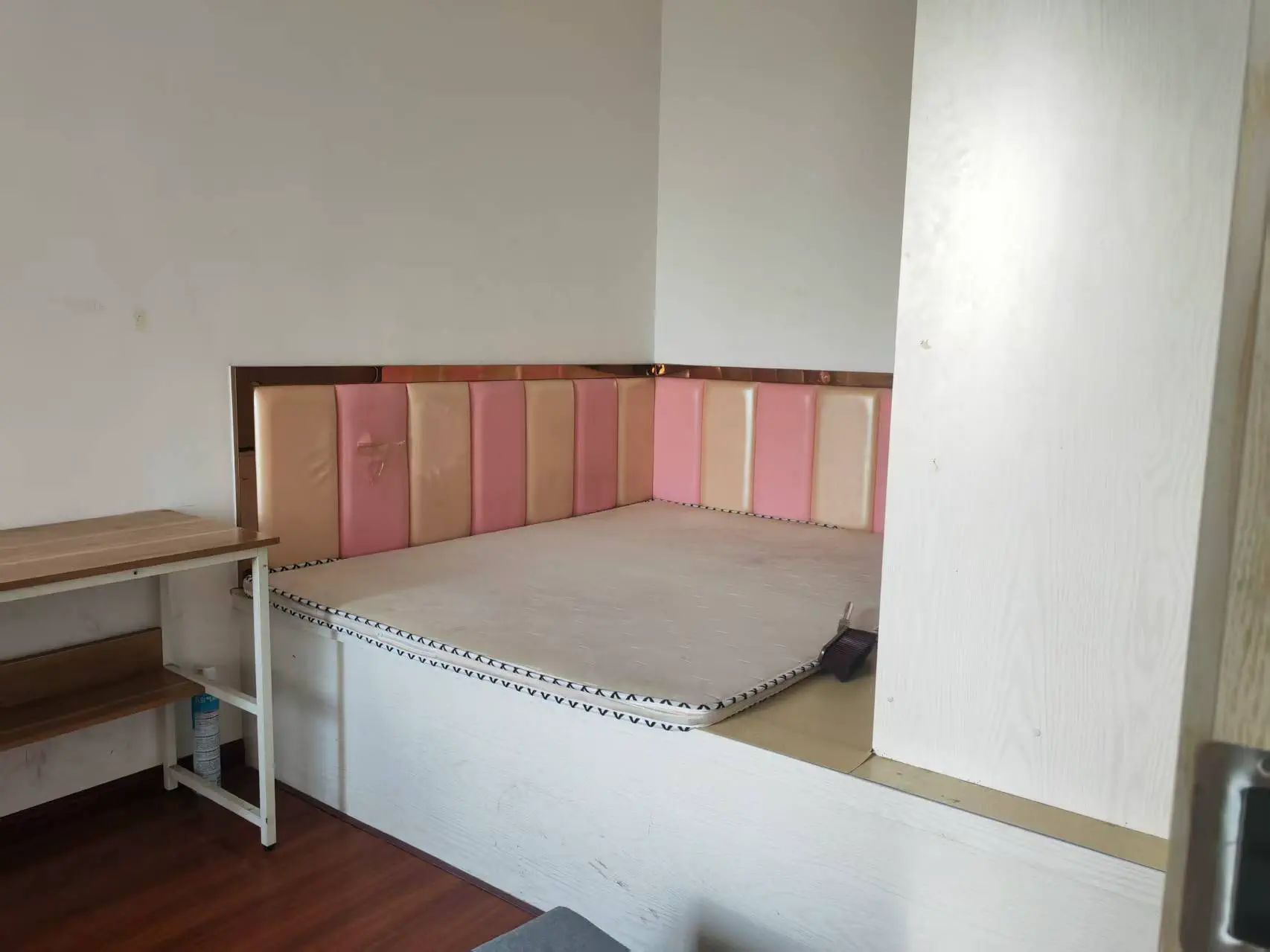 一中对面翰墨苑2室2厅1卫精装修家具家电全配优价出租！