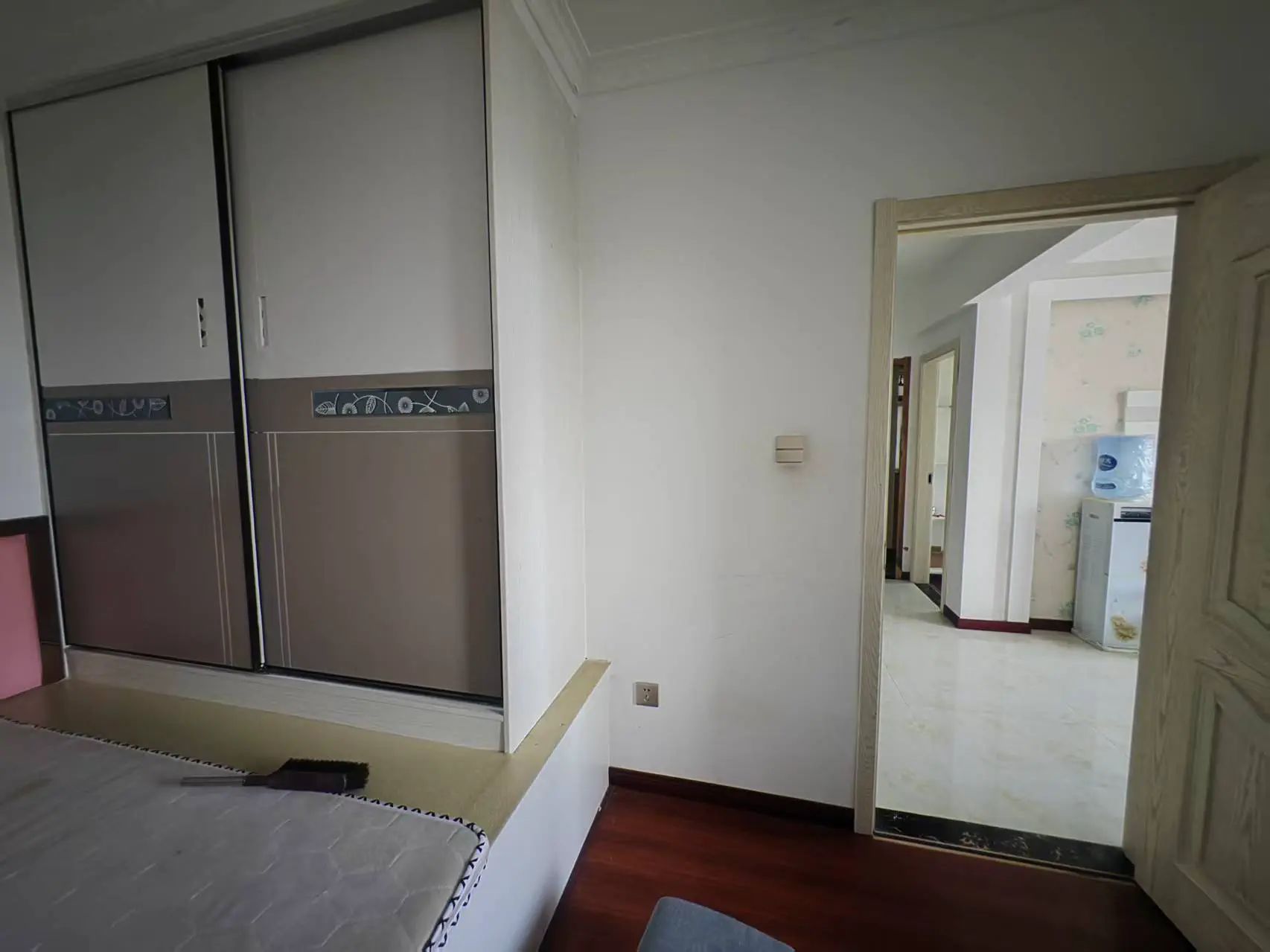 一中对面翰墨苑2室2厅1卫精装修家具家电全配优价出租！