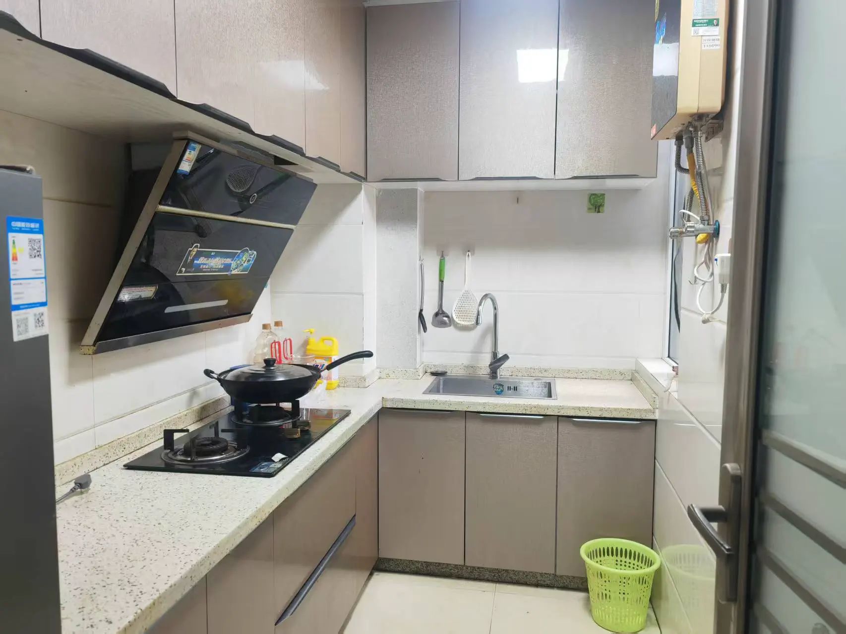 一中对面翰墨苑2室2厅1卫精装修家具家电全配优价出租！