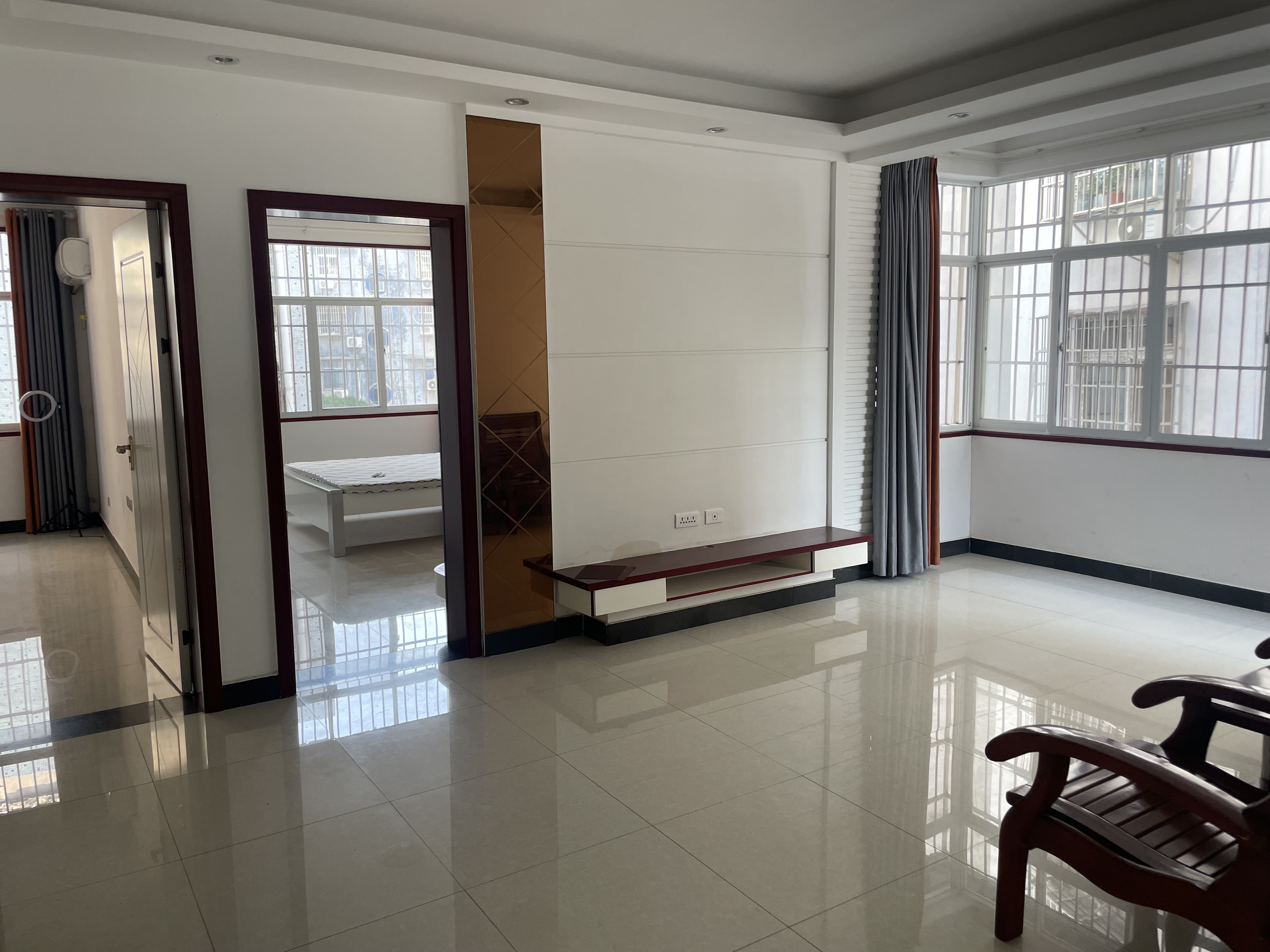 公安局后面3室2厅精装修家具家电全配1200每月优价出租！