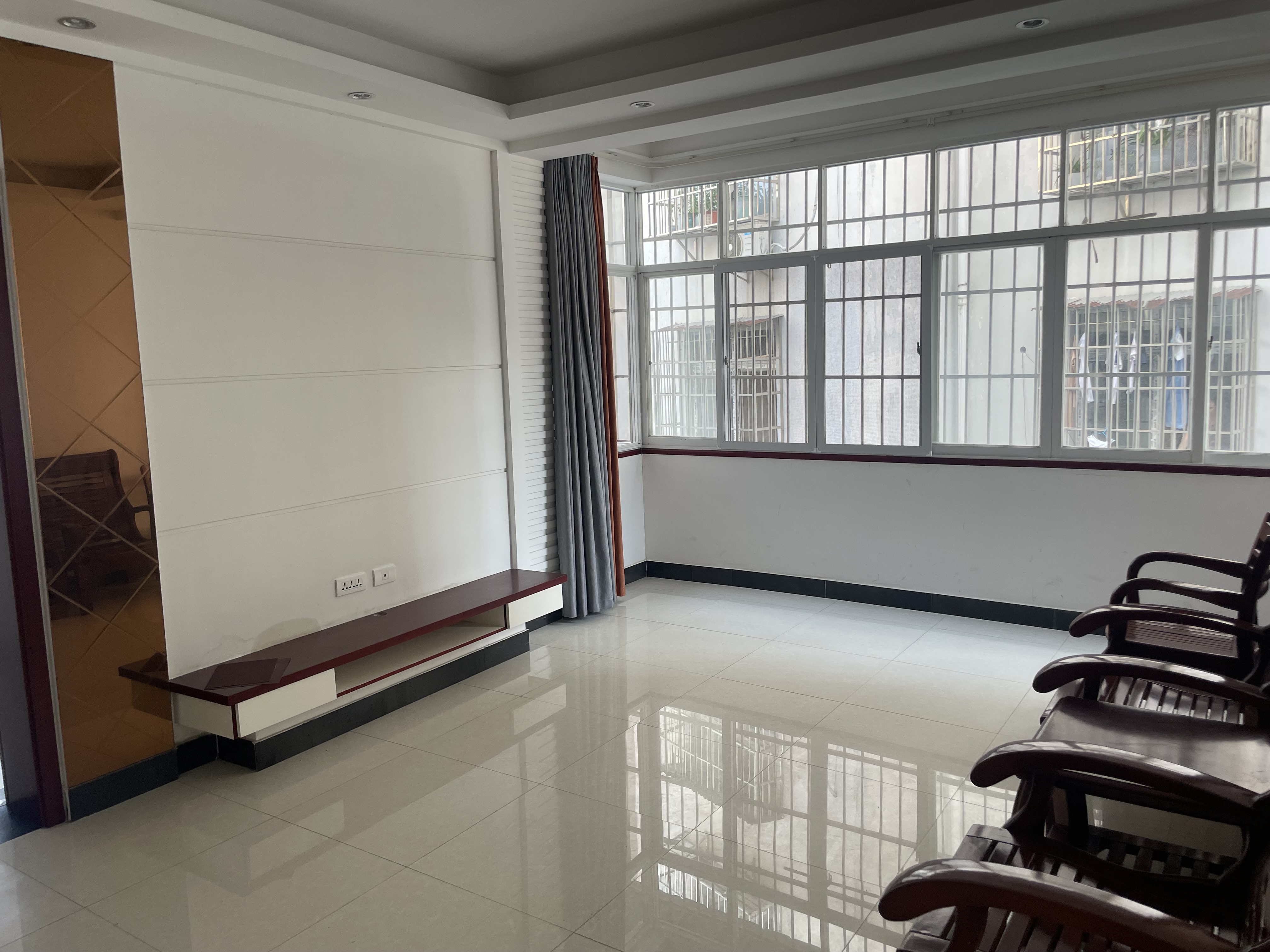 公安局后面3室2厅精装修家具家电全配1200每月优价出租！