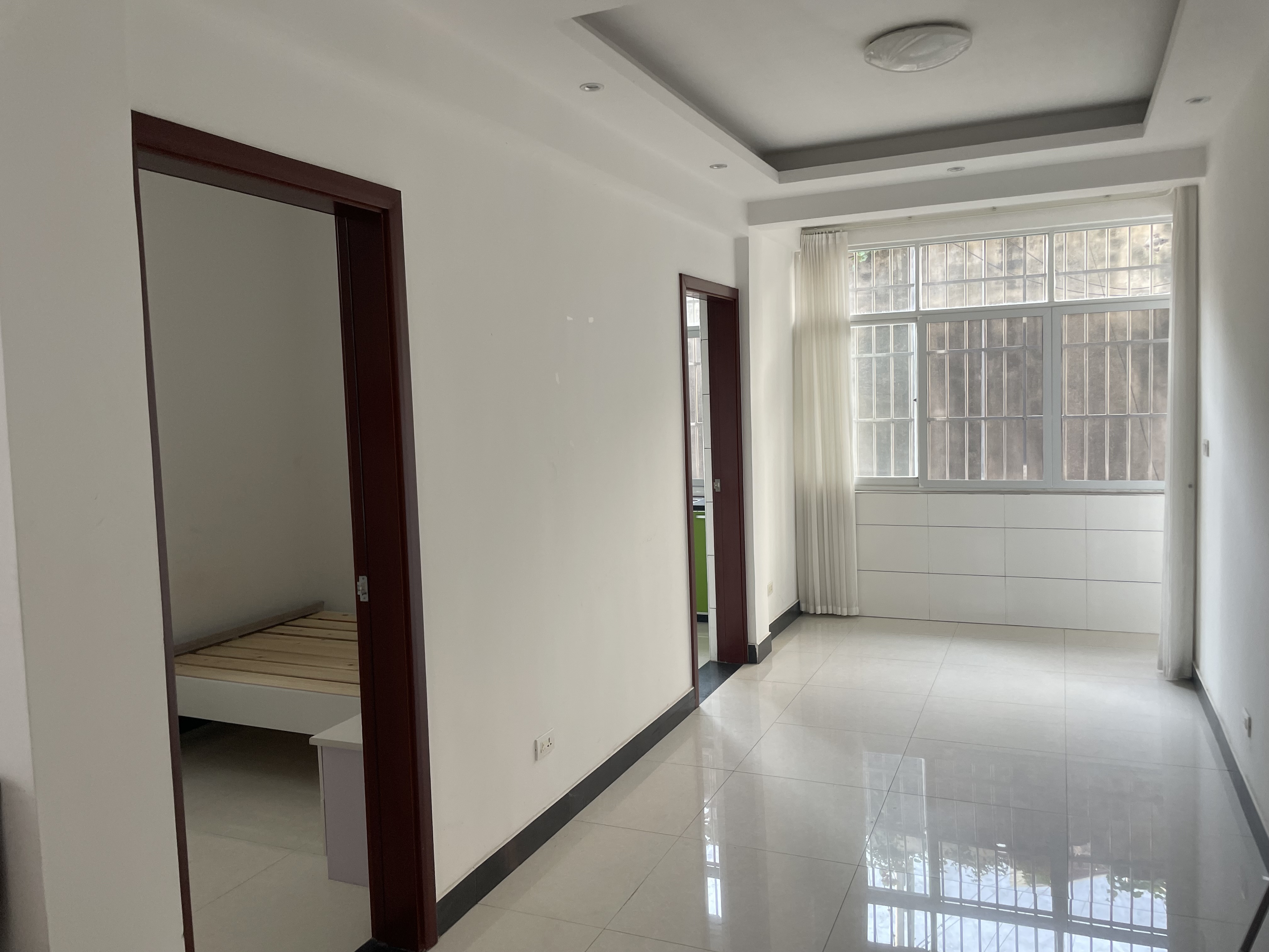 公安局后面3室2厅精装修家具家电全配1200每月优价出租！