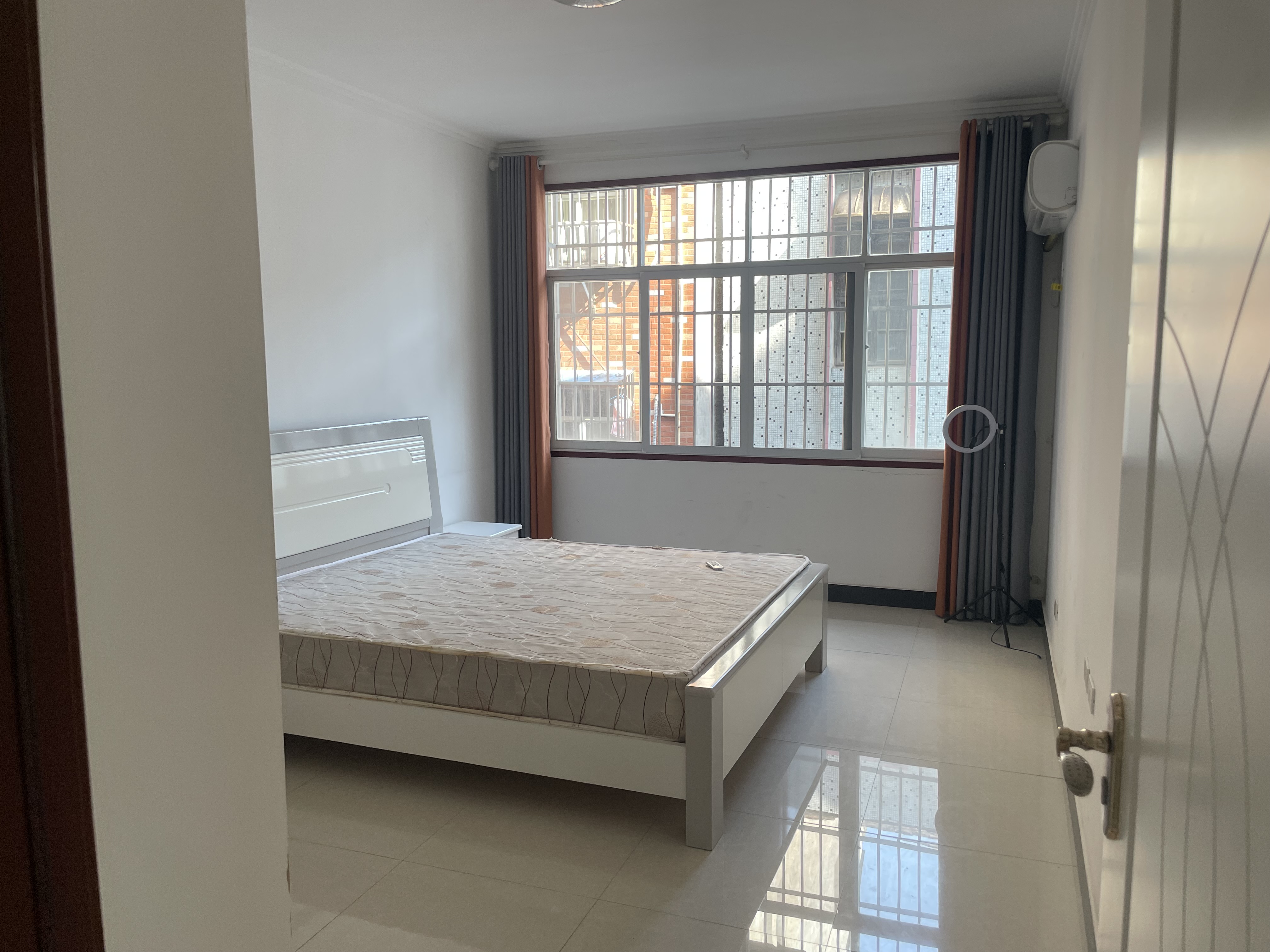 公安局后面3室2厅精装修家具家电全配1200每月优价出租！