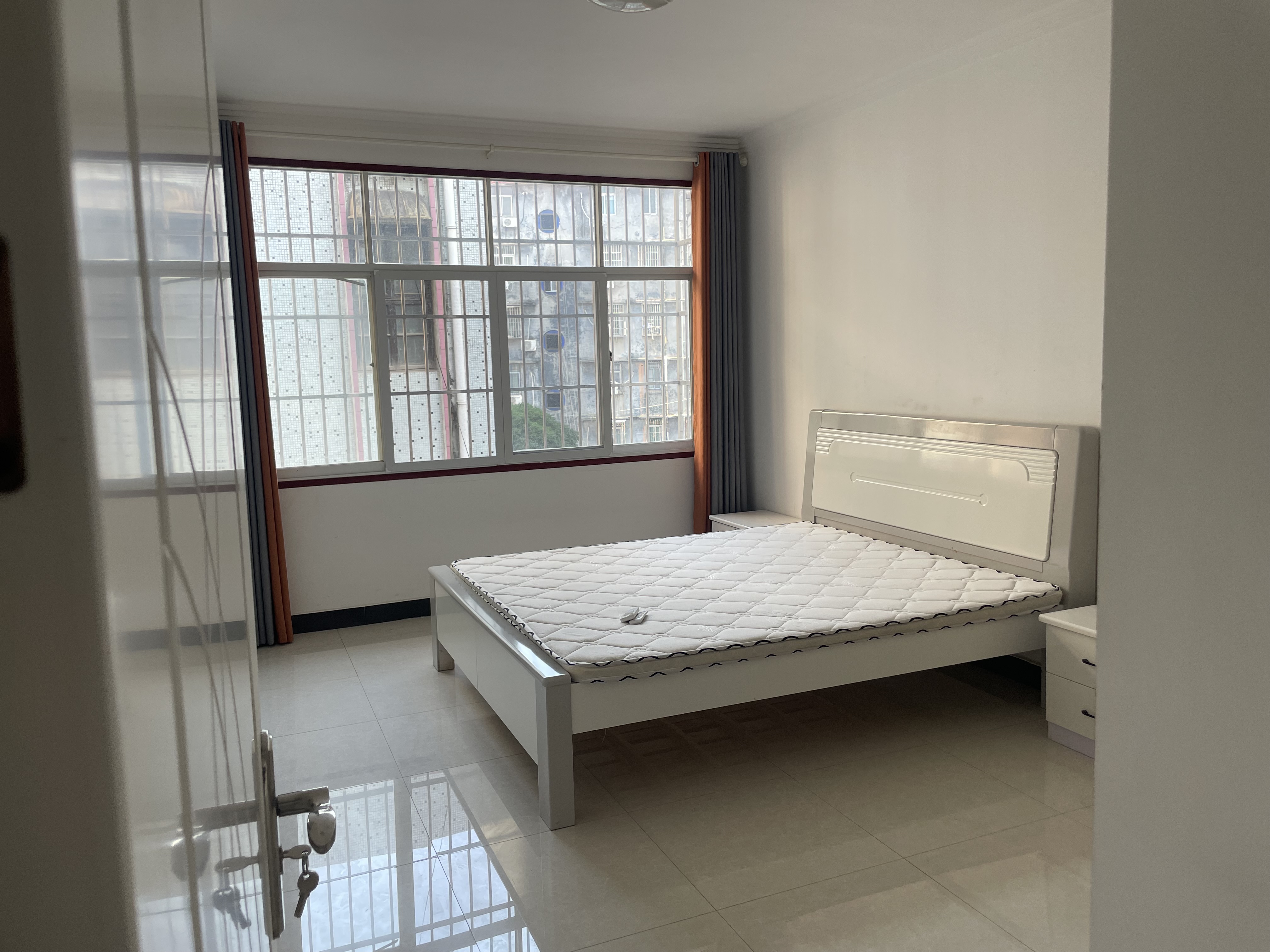 公安局后面3室2厅精装修家具家电全配1200每月优价出租！