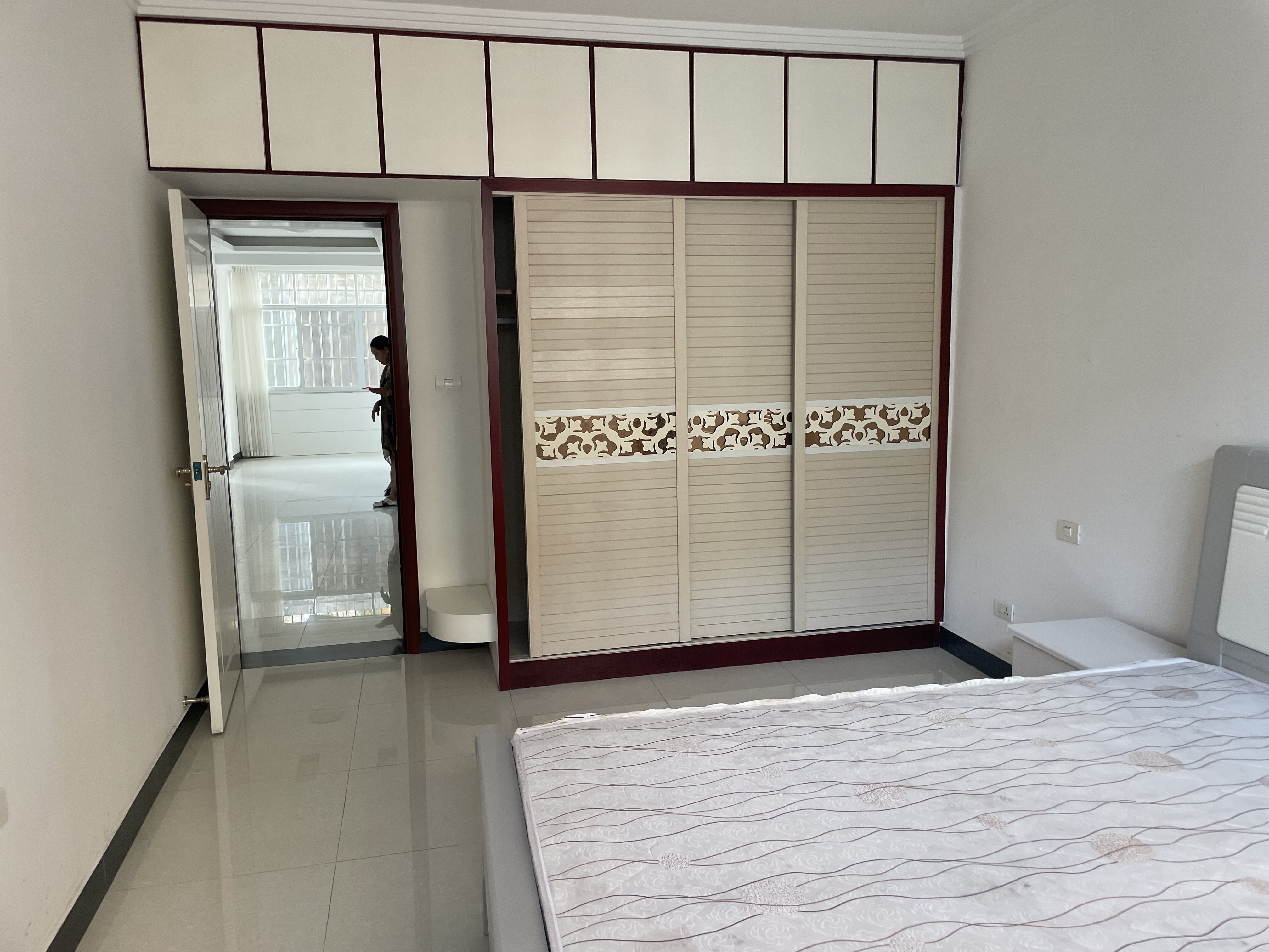 公安局后面3室2厅精装修家具家电全配1200每月优价出租！