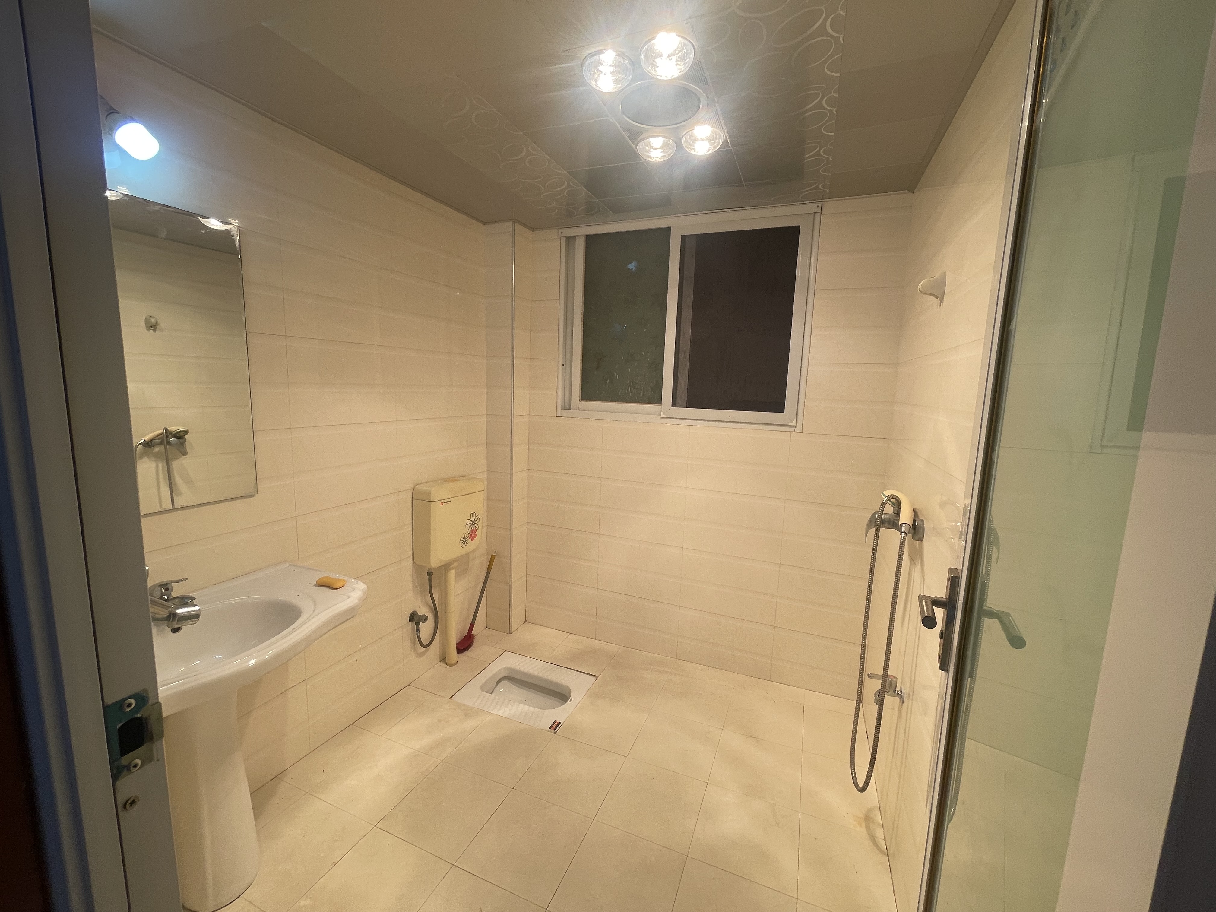 公安局后面3室2厅精装修家具家电全配1200每月优价出租！