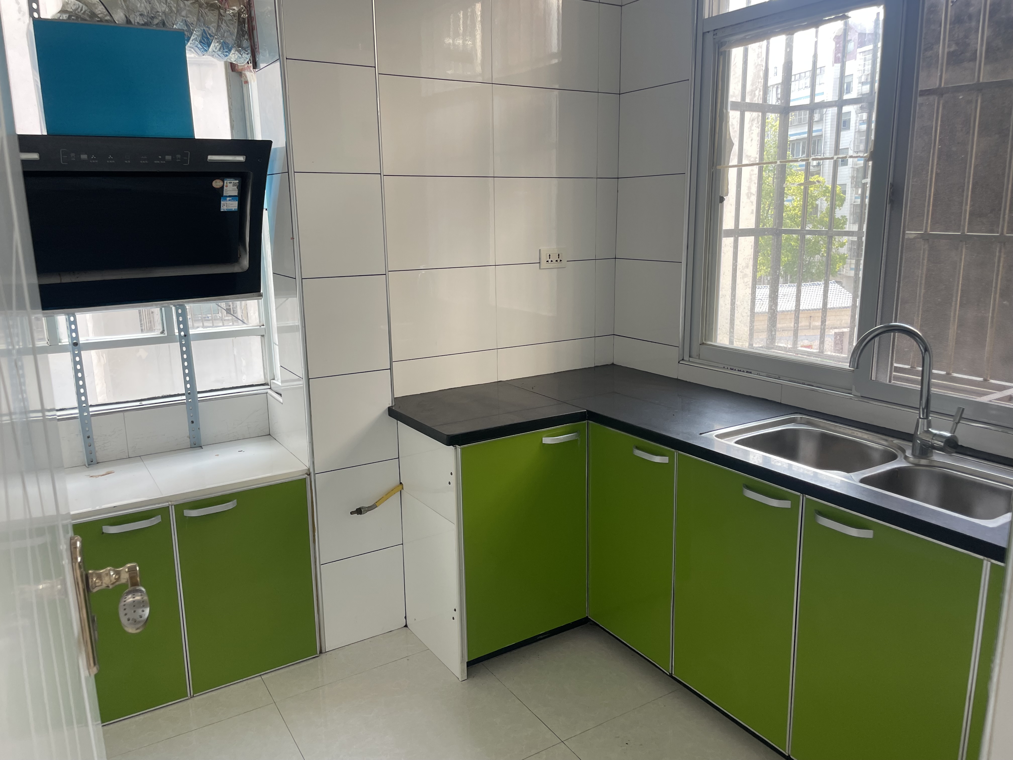 公安局后面3室2厅精装修家具家电全配1200每月优价出租！