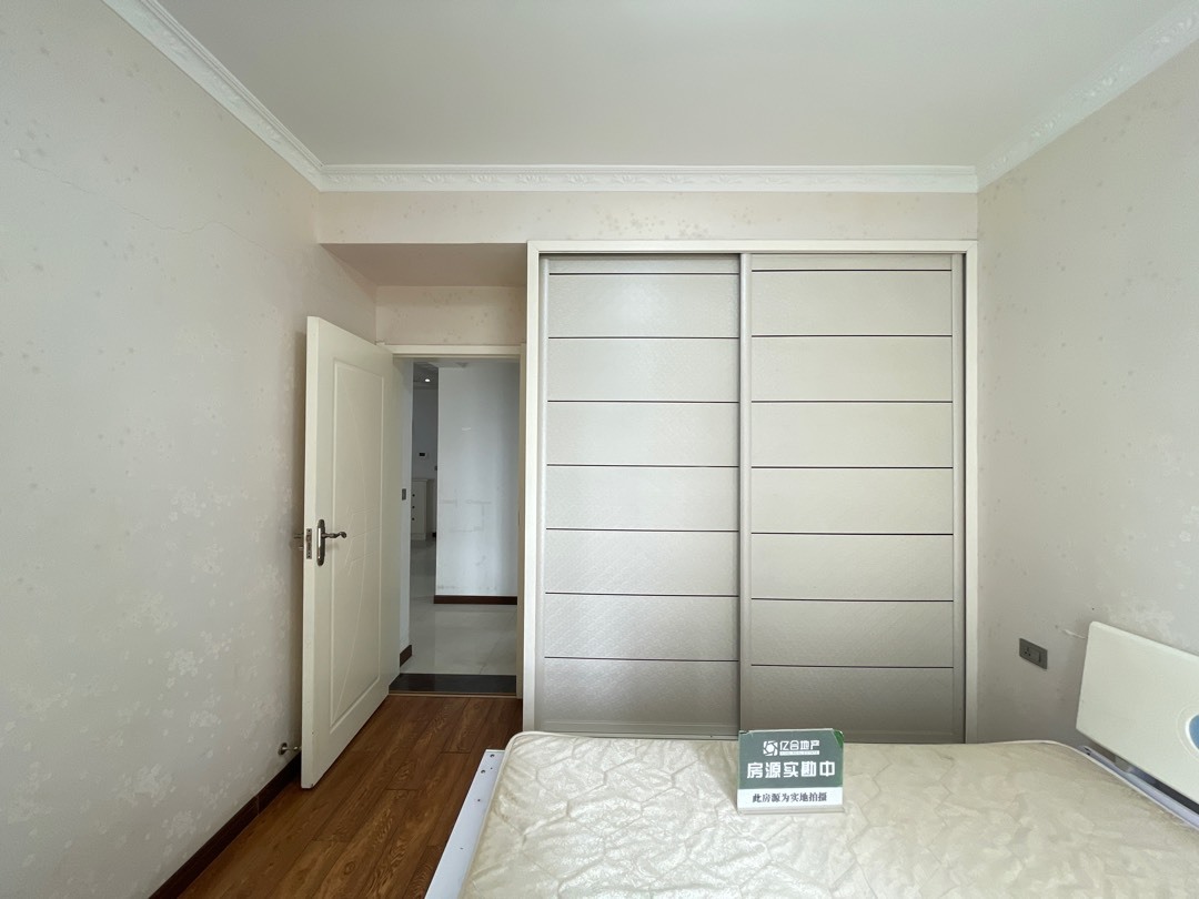 漫城林语2室2厅1厨1卫精装修家具家电全配1300元优价出租！