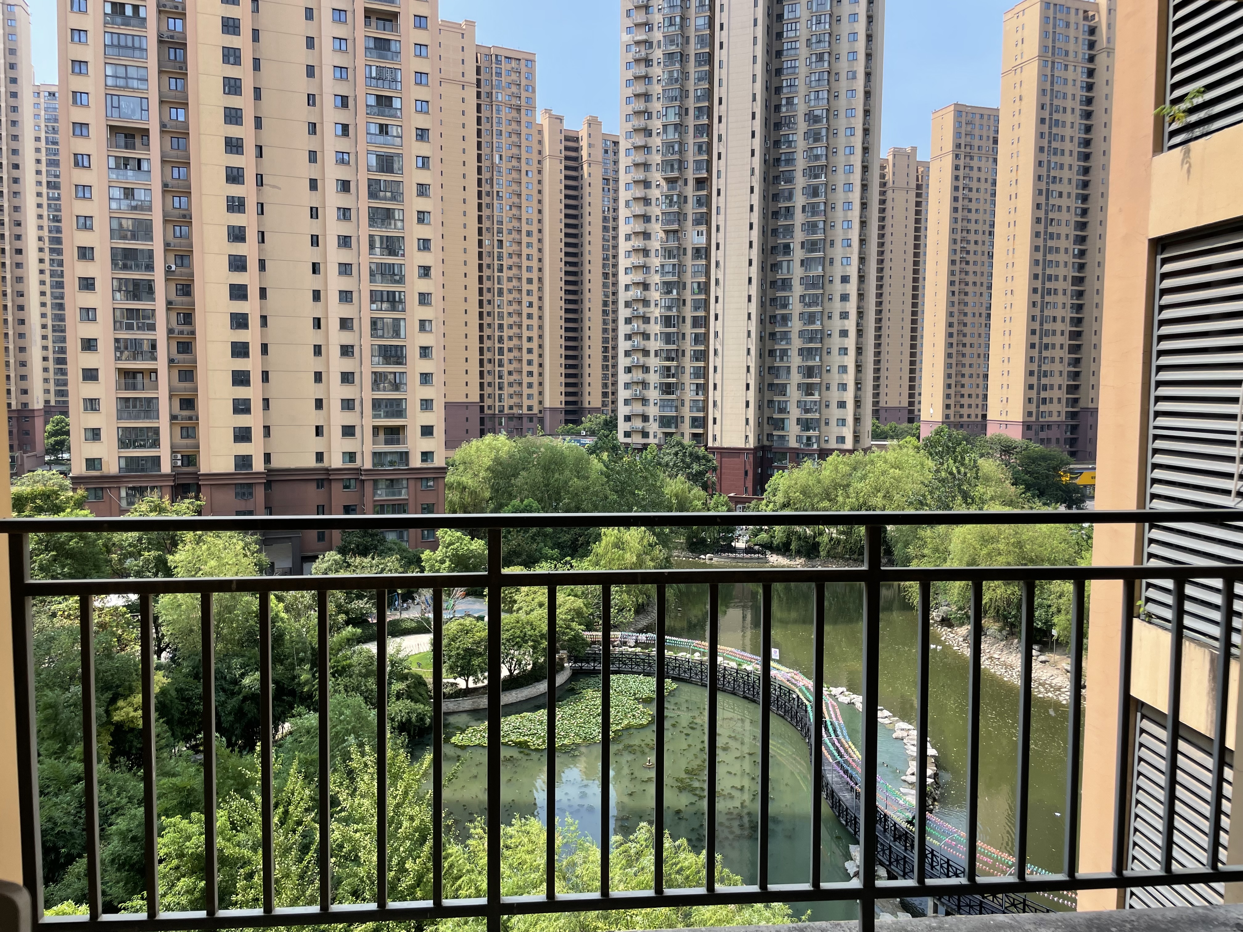 满庭春3室2厅2卫 全新毛坯供暧房 手续齐全 诚心出售!