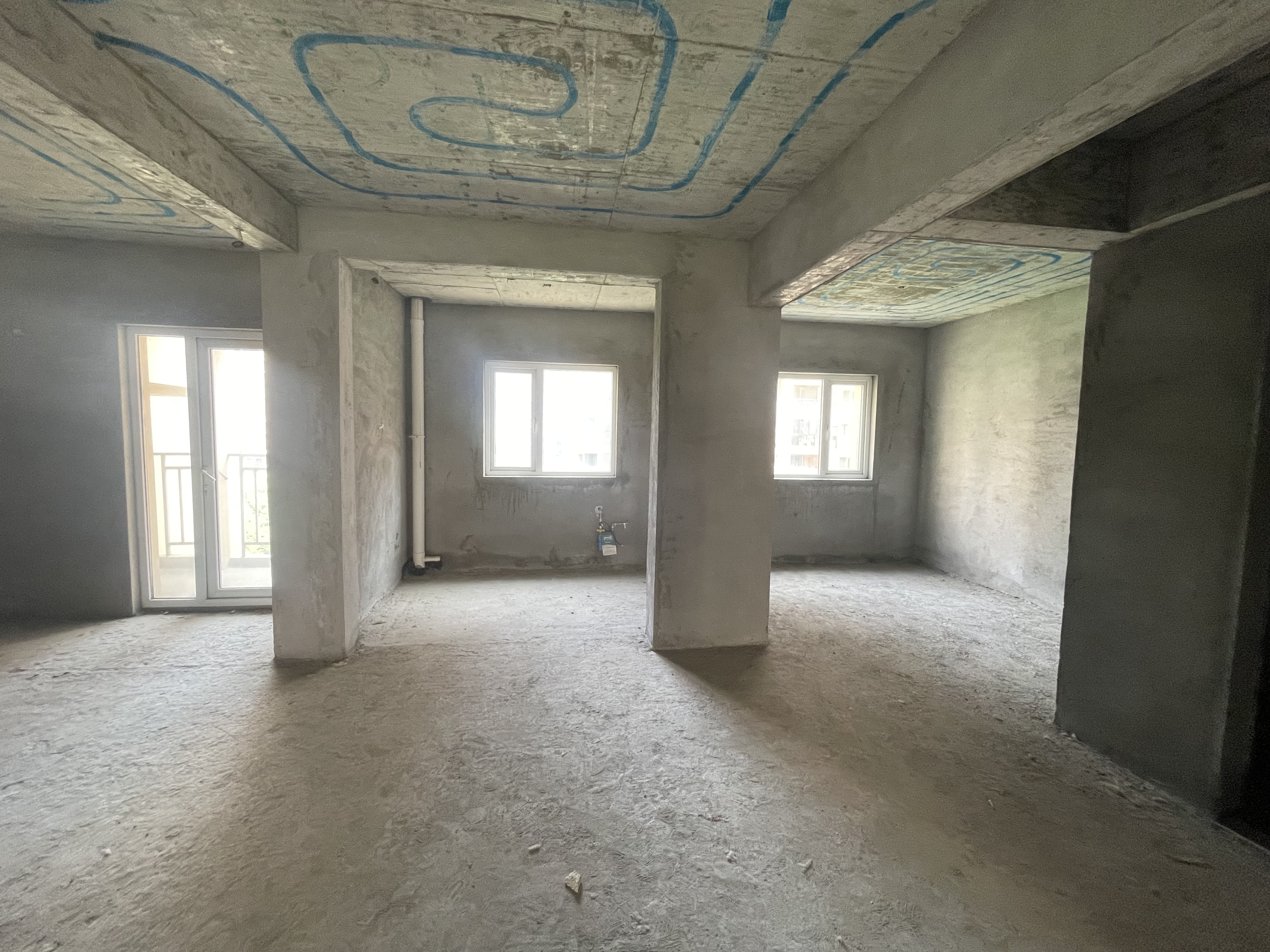 满庭春3室2厅2卫全新毛坯供暧房手续齐全诚心出售!