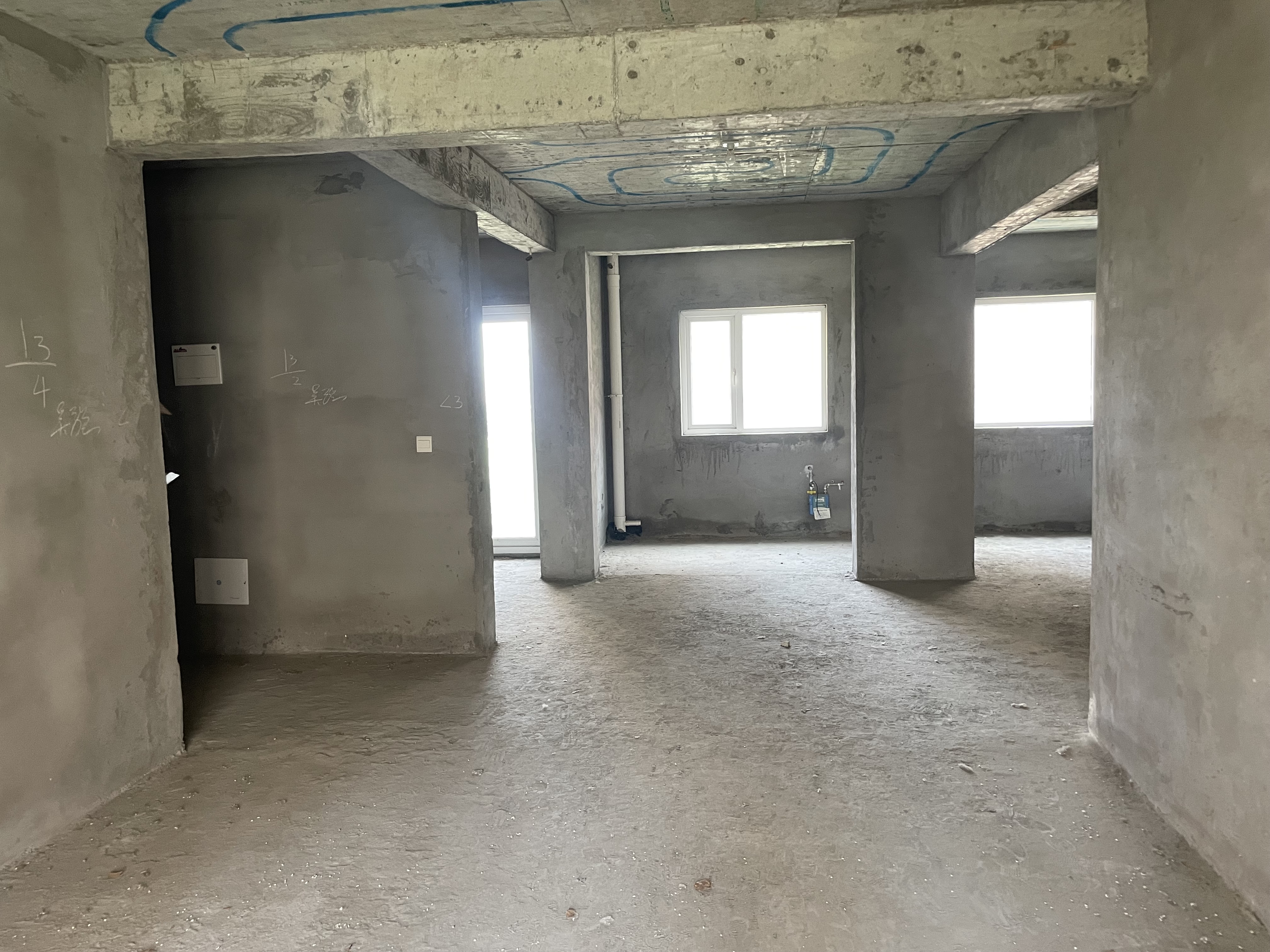 满庭春3室2厅2卫全新毛坯供暧房手续齐全诚心出售!