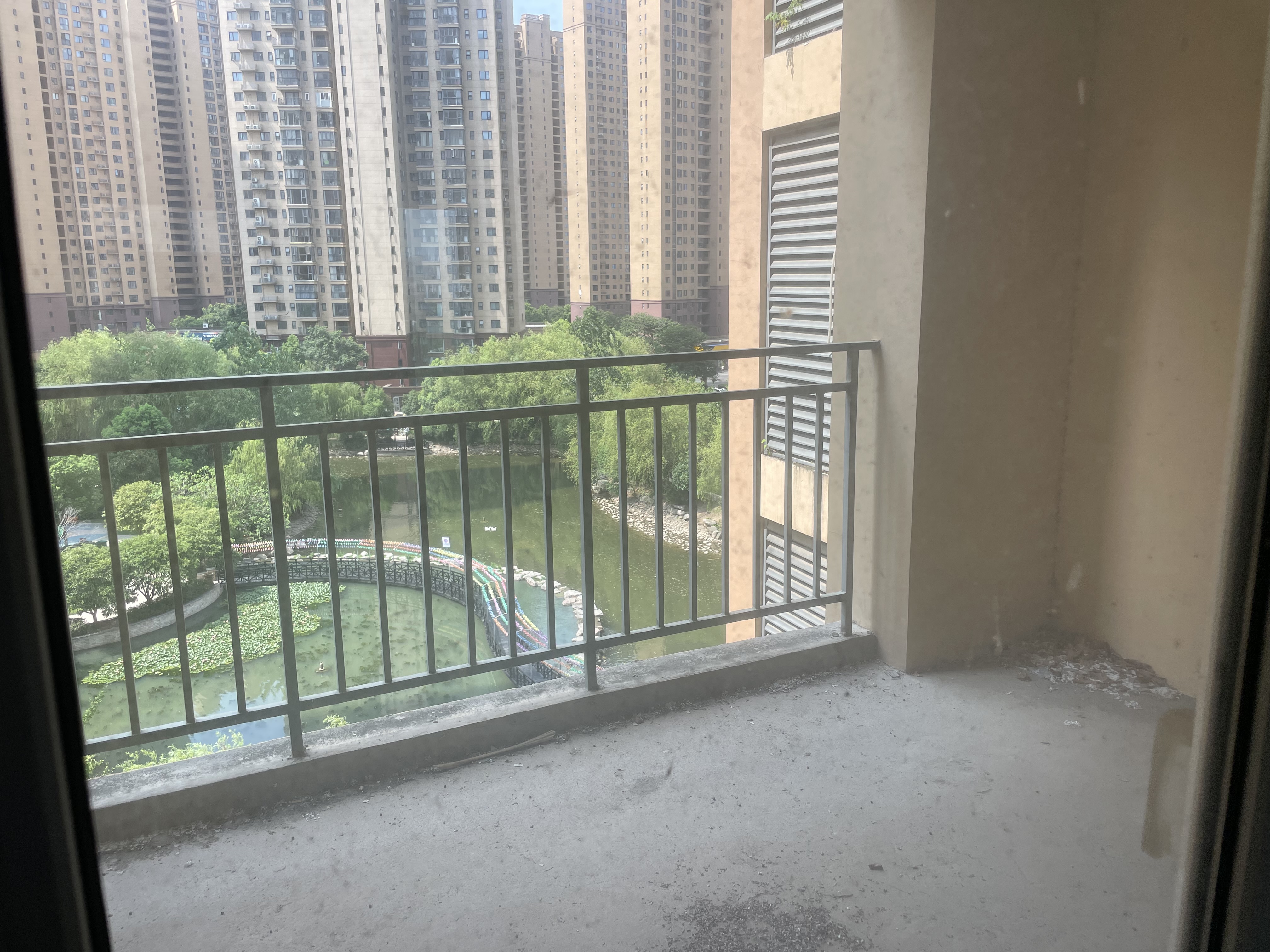 满庭春3室2厅2卫全新毛坯供暧房手续齐全诚心出售!