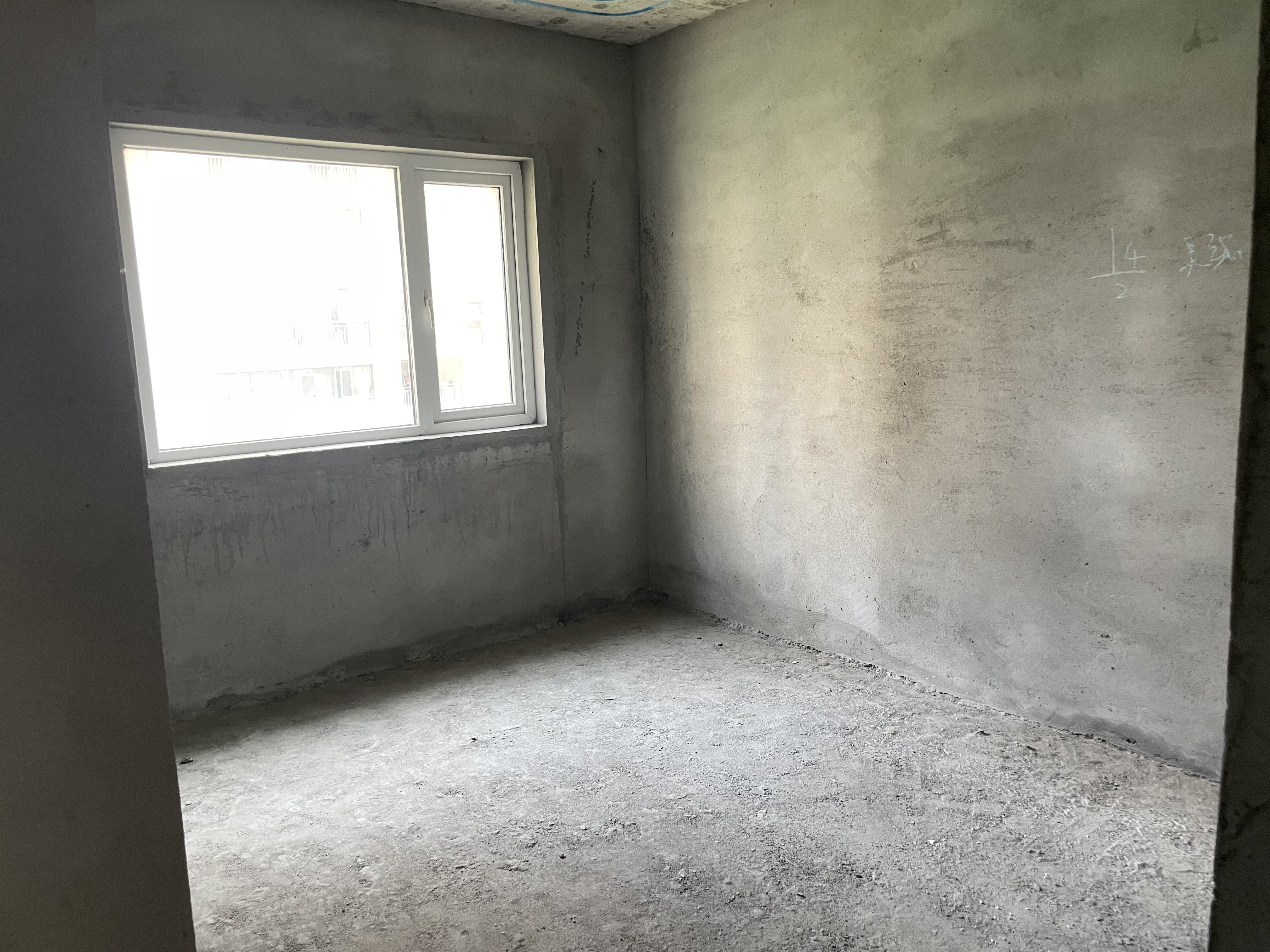 满庭春3室2厅2卫全新毛坯供暧房手续齐全诚心出售!