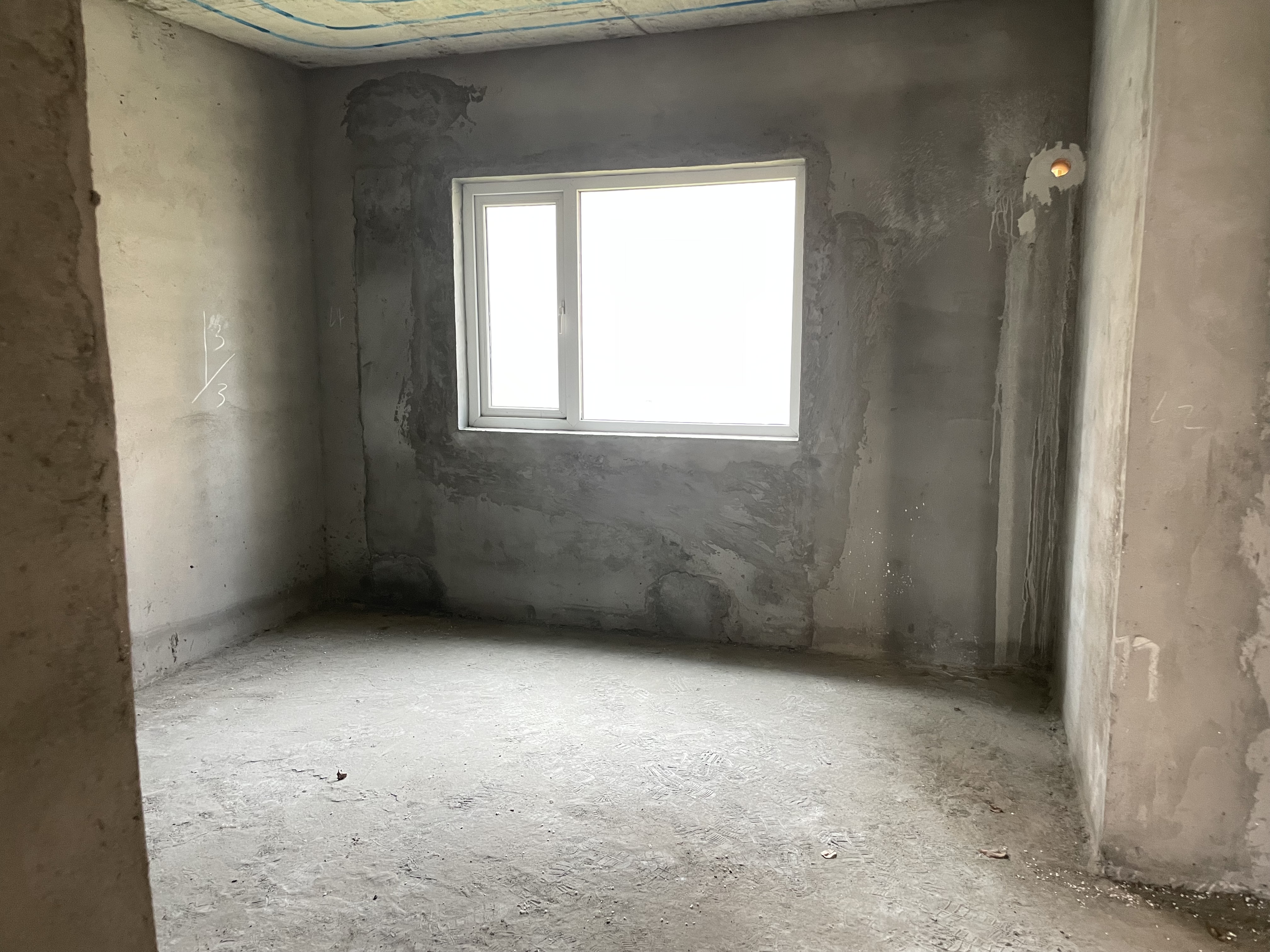 满庭春3室2厅2卫全新毛坯供暧房手续齐全诚心出售!