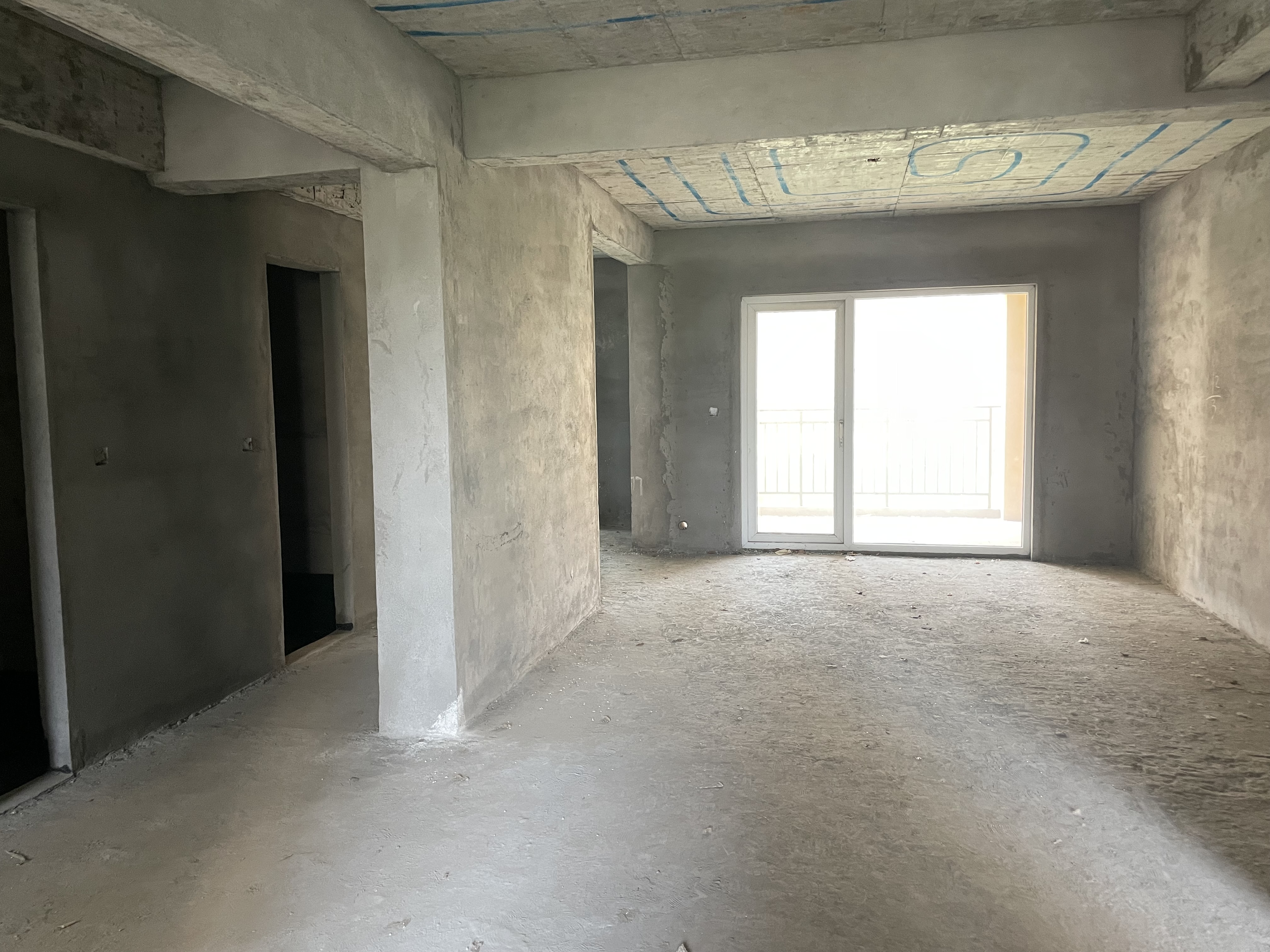 蓝天新城3室2厅2卫中间楼层124平68万优价出售！