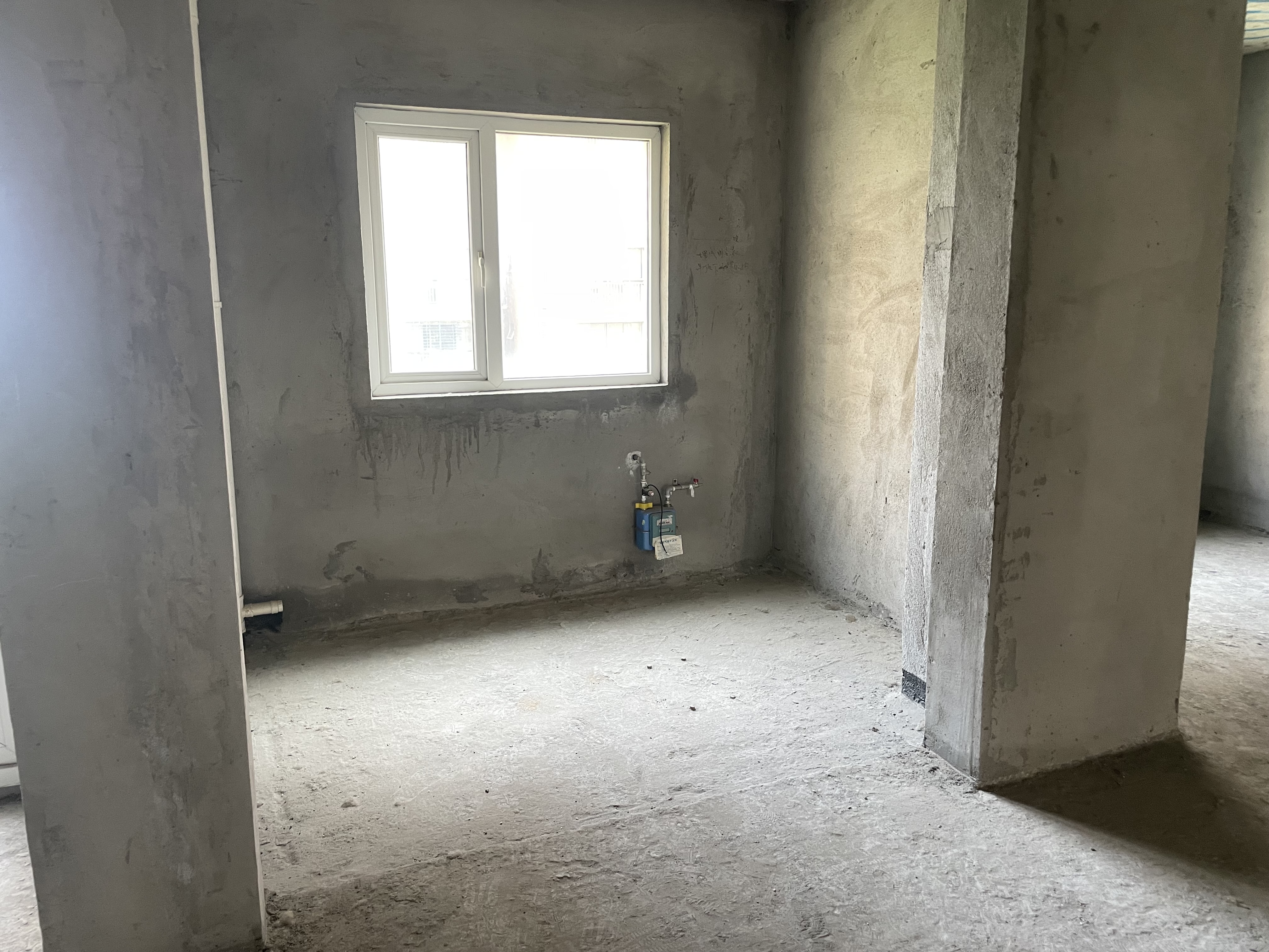 蓝天新城3室2厅2卫中间楼层124平68万优价出售！