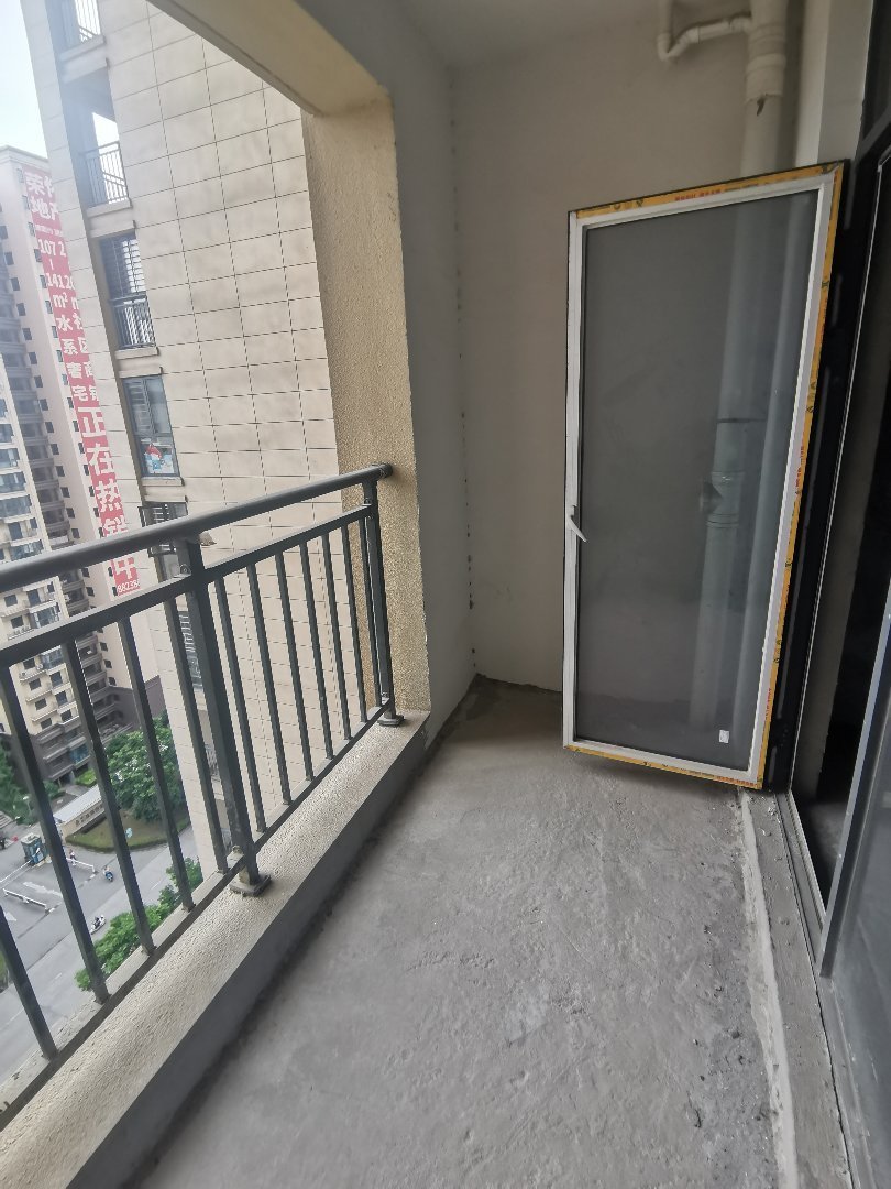 蓝天新城3室2厅2卫全新毛坯房南北通透两证满2年前后双阳台！