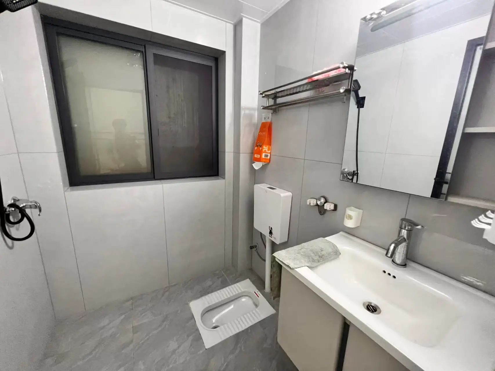 大洪不动产证在手全新装修的私房68万优价出售340平米上下5层