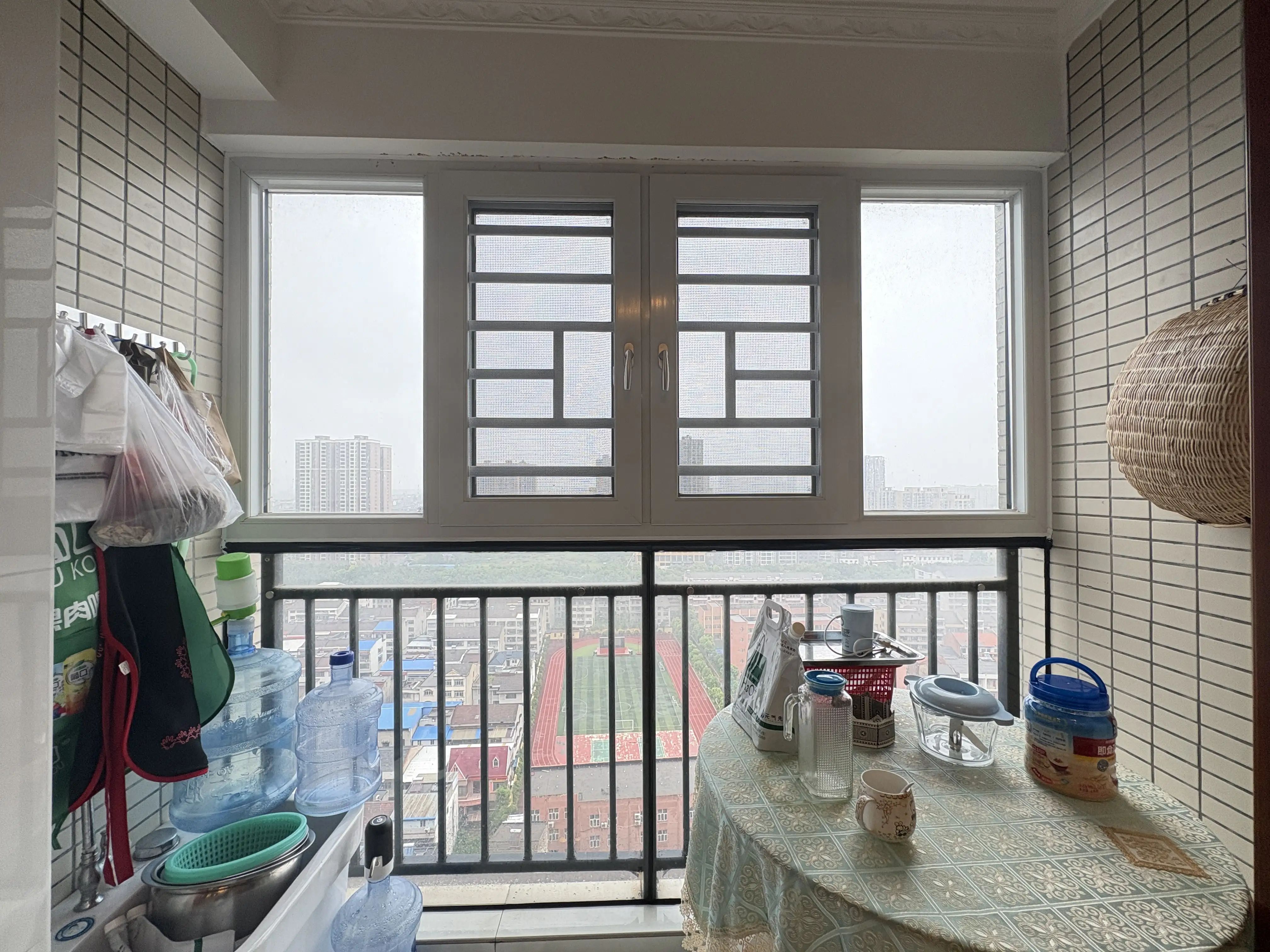 和合国际城3室2厅2卫精装修两证满2年家具家电全配优价出售！