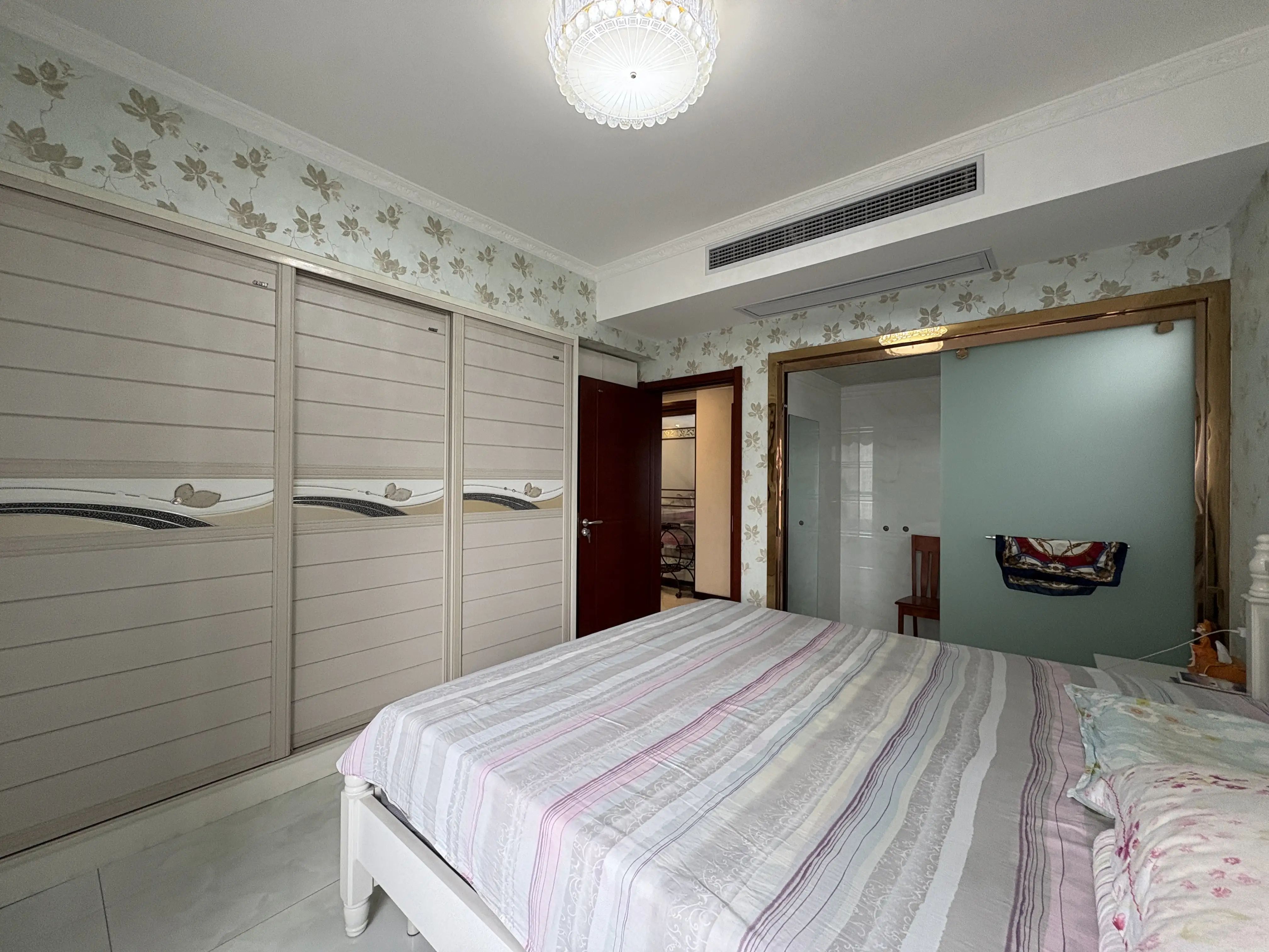 和合国际城3室2厅2卫精装修两证满2年家具家电全配优价出售！