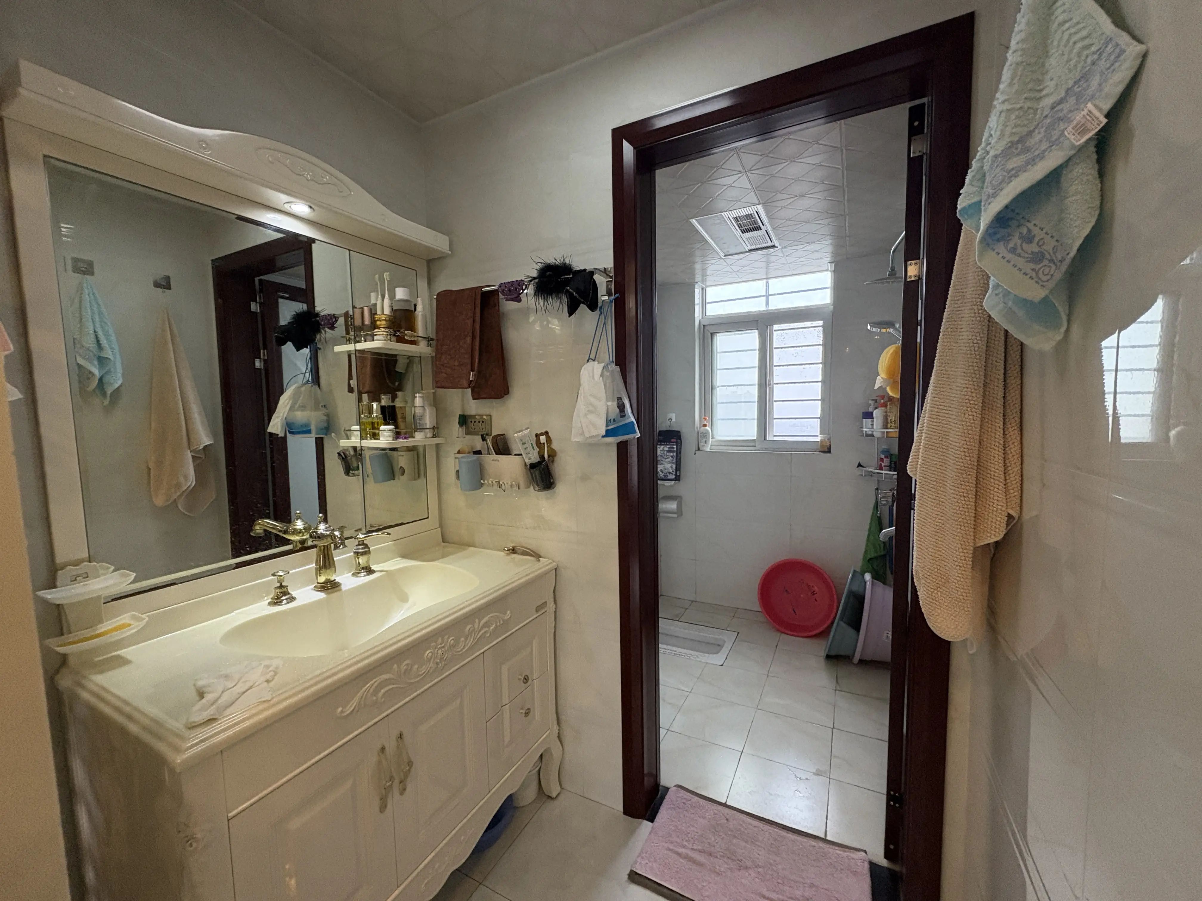 和合国际城3室2厅2卫精装修两证满2年家具家电全配优价出售！