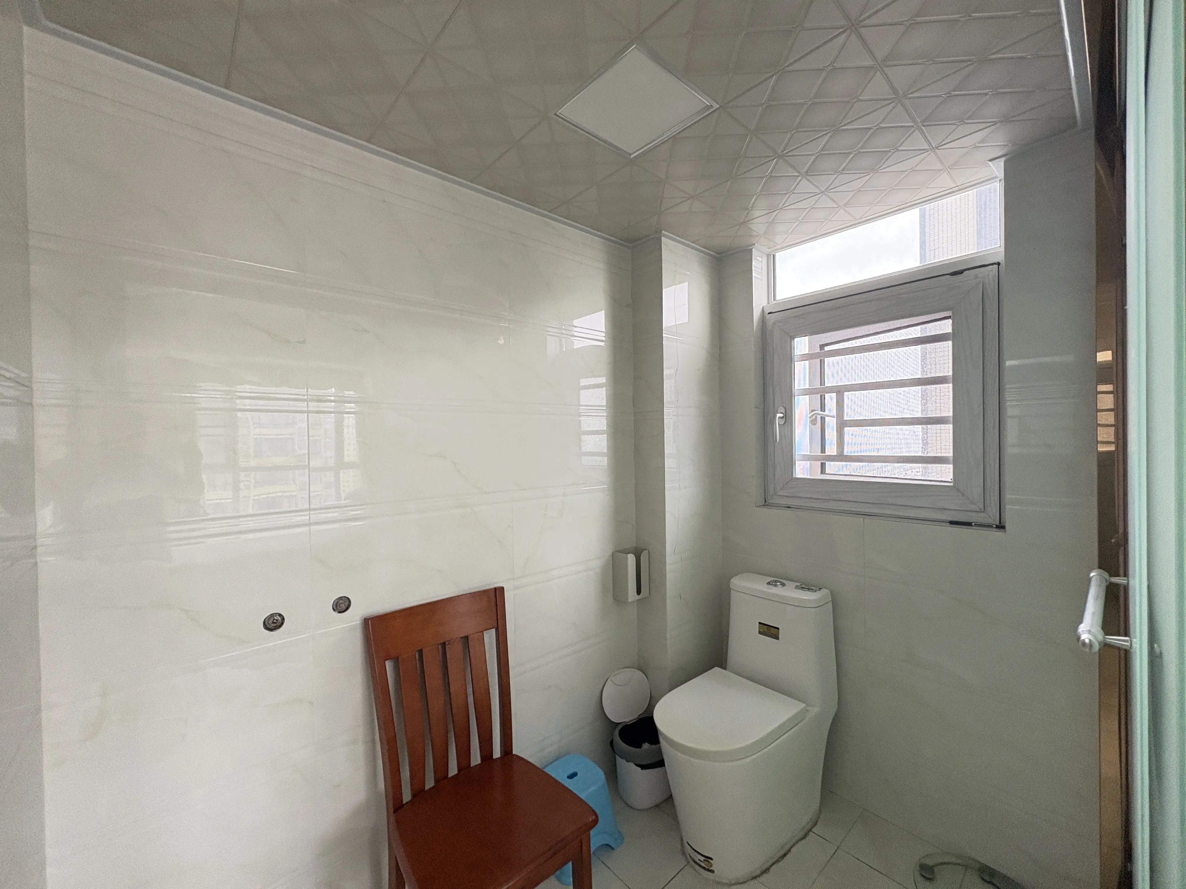 和合国际城3室2厅2卫精装修两证满2年家具家电全配优价出售！