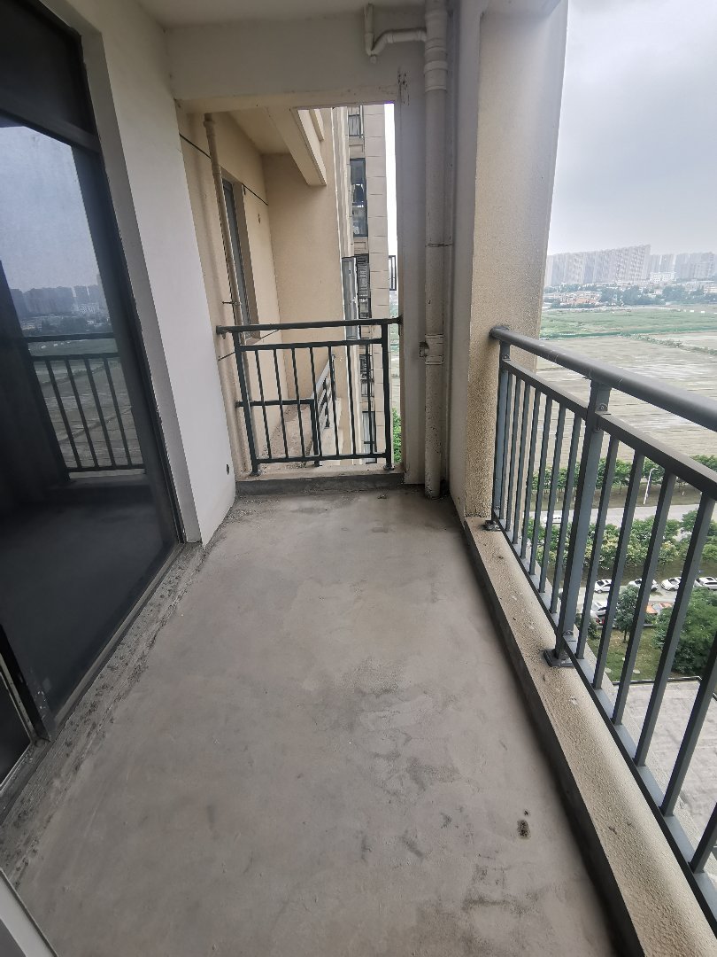 蓝天新城3室2厅2卫123平全新毛坯房中低楼层价格优！