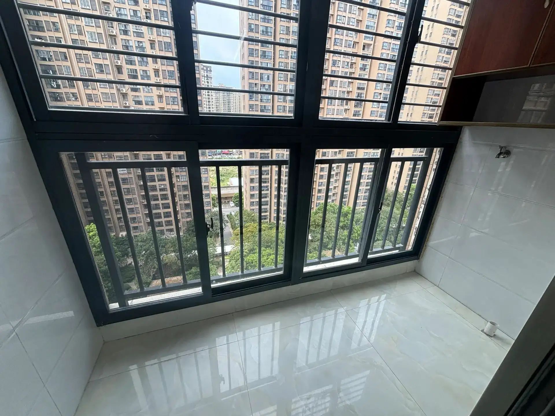 翰林公馆2室2厅精装修家具家电全配拎包即住，机会难得！