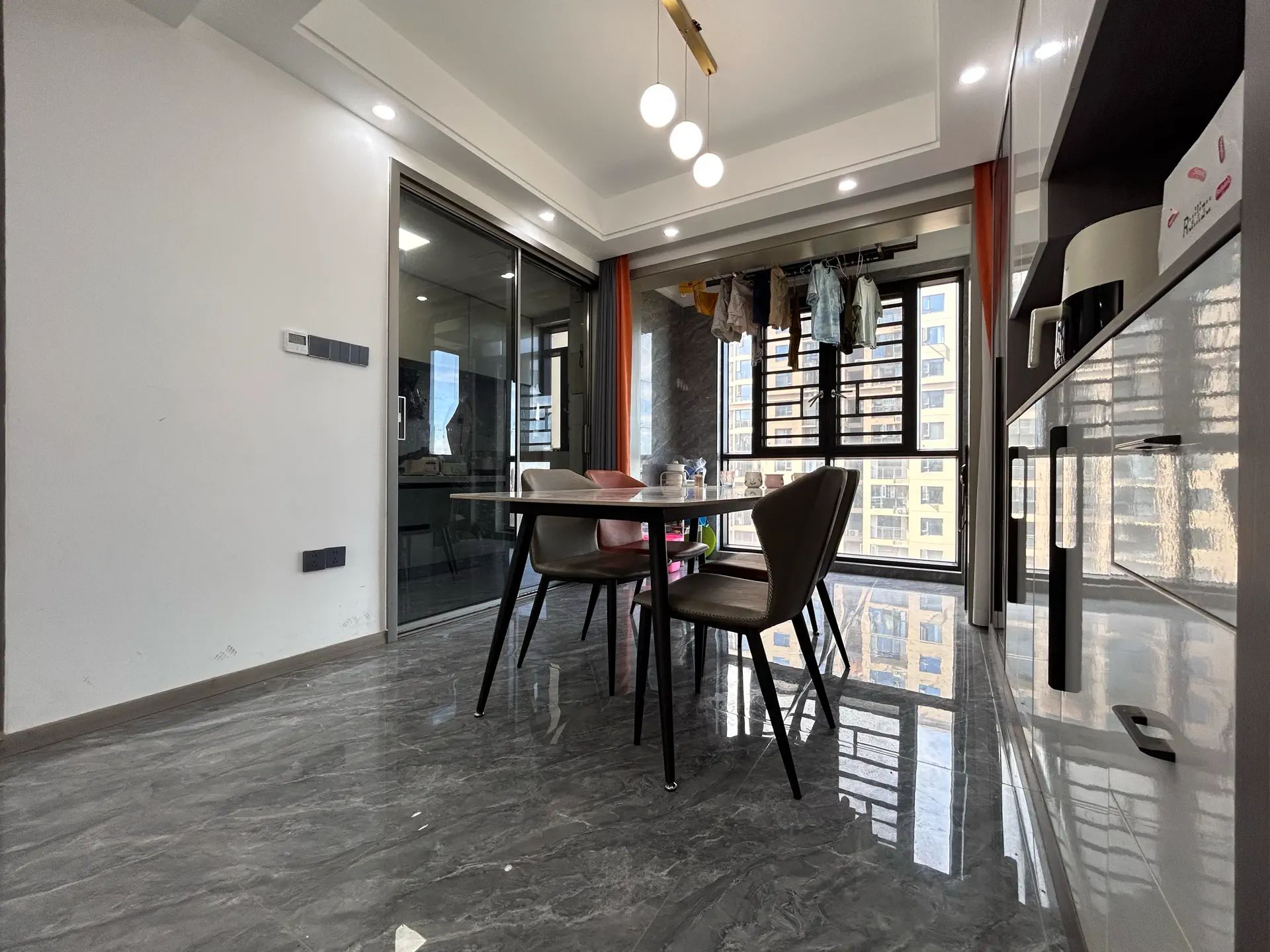 仙桃当代满庭春3室2厅2卫精装修保养完好，67优价出售！