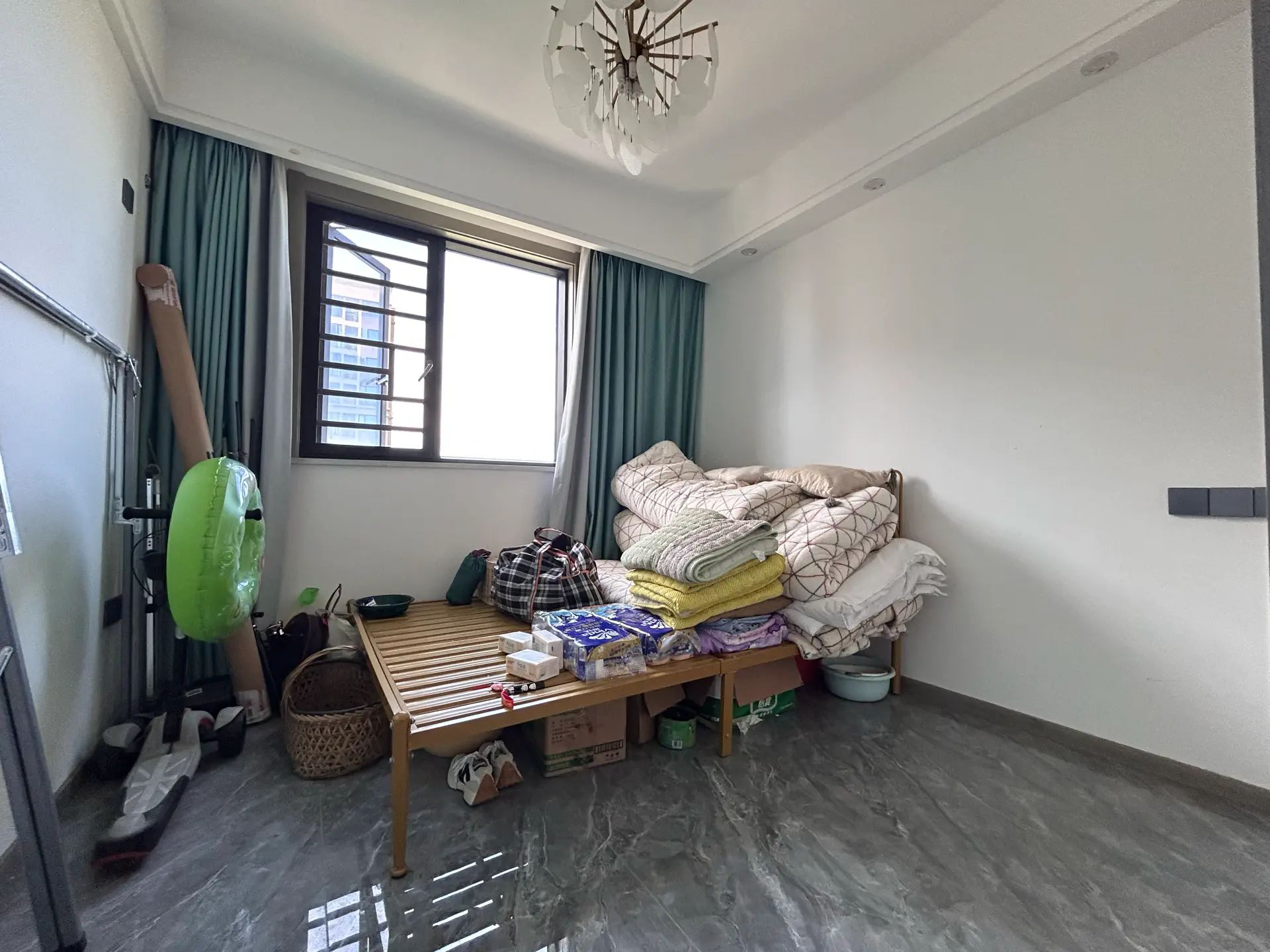 仙桃当代满庭春3室2厅2卫精装修保养完好，67优价出售！