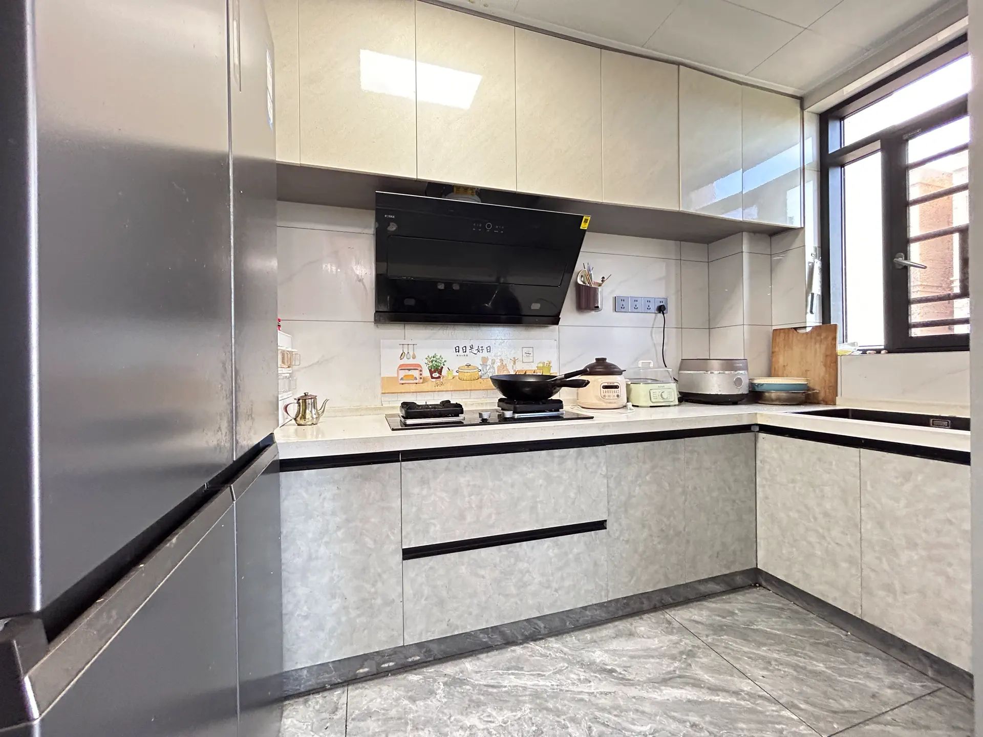 仙桃当代满庭春3室2厅2卫精装修保养完好，67优价出售！